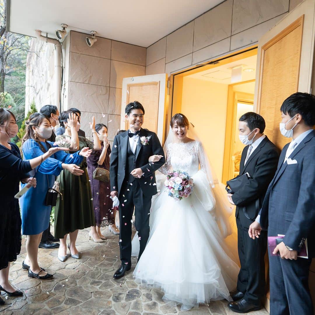 ホテル椿山荘東京ウエディングさんのインスタグラム写真 - (ホテル椿山荘東京ウエディングInstagram)「❤  大切な指輪💍を届けてくれたのは、 かわいいリングガール👧♡ …………………………………… リングガール、リングボーイは、 神聖なるバージンロードを 花嫁を先導して歩き、 「大切な指輪を悪霊から守り清めてくれる」 由来があります。  プリンセスのような衣裳を身に纏った リングガールが登場すると、 ゲストは思わず笑顔に🍀✨  Dress @magnoliawhite_official Photo @cameo_photo  TOKYO RESORT WEDDING 東京には、ひとを祝福する森がある。  ----------------------------------------------- @hotelchinzansotokyo_wedding のアカウントを タグづけ＆ #椿山荘花嫁 にてご投稿いただいた方より ステキなお写真✨をご紹介させていただきます。 皆さまのご投稿をお待ちしております ------------------------------------------------  #ホテル椿山荘東京ウエディング #ホテル椿山荘東京 #椿山荘 #椿山荘結婚式 #東京リゾート #東京リゾートウエディング #tokyoresortwedding #東京花嫁 #関東花嫁 #花嫁ショット #ウェディングレポ #ホテルウエディング #結婚式準備 #結婚式場探し #式場見学 #卒花嫁 #2023花嫁 #大人花嫁  #リングピロー #リングバスケット #結婚指輪 #リングボーイ #リングガール  #結婚式演出 #挙式演出  #挙式 #人前式 #チャペル挙式 #チャペルウェディング」12月5日 20時00分 - hotelchinzansotokyo_wedding