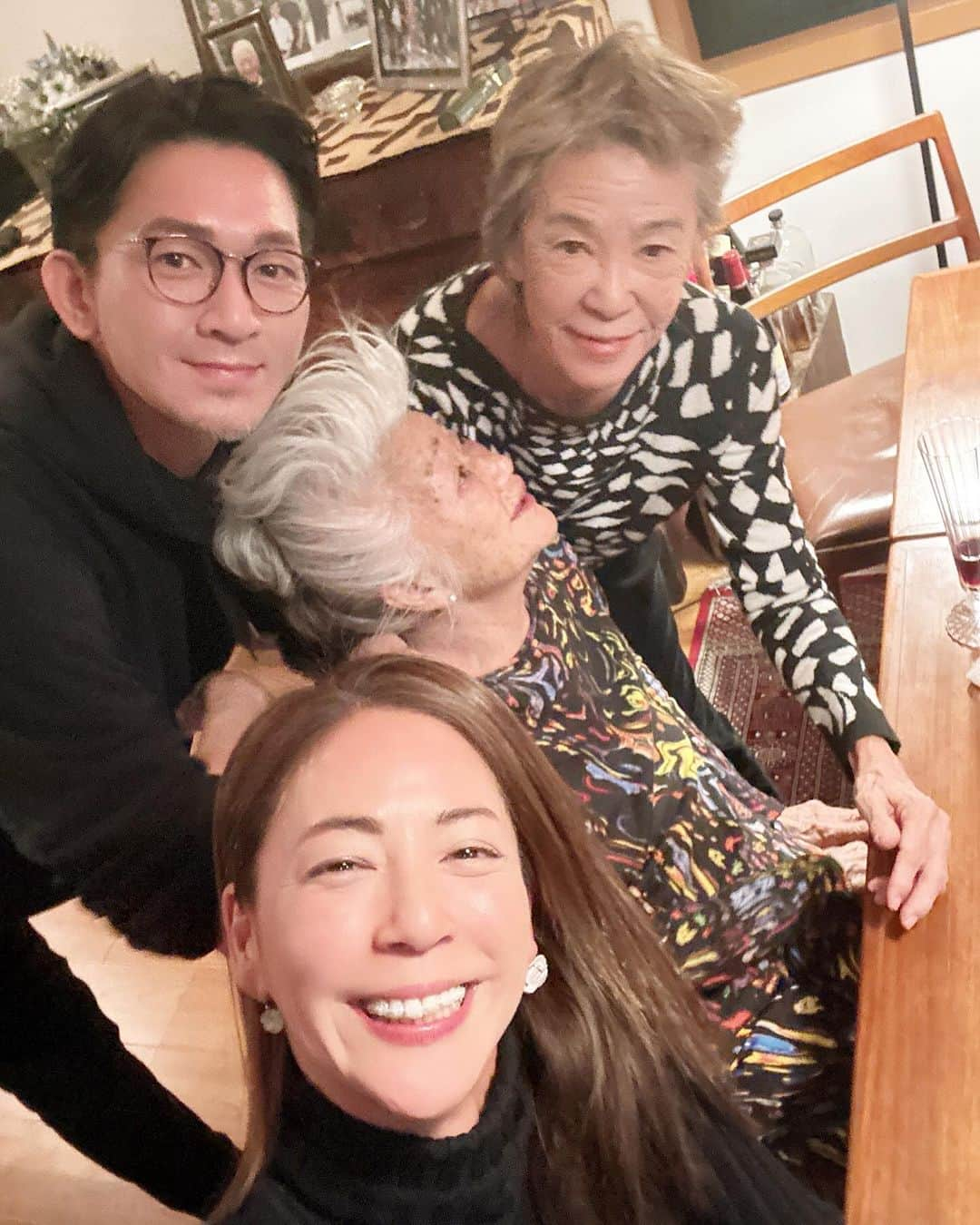 HARUKO（真木明子）のインスタグラム：「80歳を越えた2人が キャッキャッ言って飲んでるのが可愛い😍って言ったら  バカにすんじゃないわよと怒られた  自分達は50歳くらいの感じで生きていると。  きっとそうなんだろうね❤️  ジージーが死んだから、 妙に死を意識し始めたのか 50歳まじかのセンチメンタルか よくわからないけど  友達同士でも 今までなかった環境が増え始め 死を意識すると笑い話になったりする。  それを伝えると 冗談じゃないわよ 50歳なんてなんでもできる。 若いし、元気だし、 歳だなんて考えなかったわと。  また怒られたw  青2歳め😤と。。。  私が80歳になった時 わかるんでしょうね😊  @junko_shimada_paris  #青二歳 #80歳 #50歳 #毎日晩酌 #母と娘 #motheranddaughter」