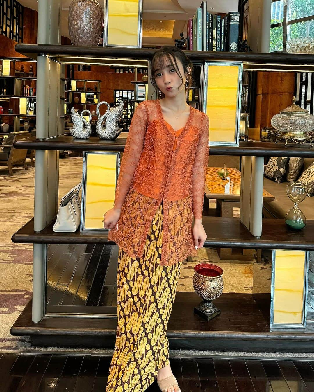 アヤナ・シャハブのインスタグラム：「Jarang banget pake kebaya gini🧡 Suka deh 😍😍  #kebaya」