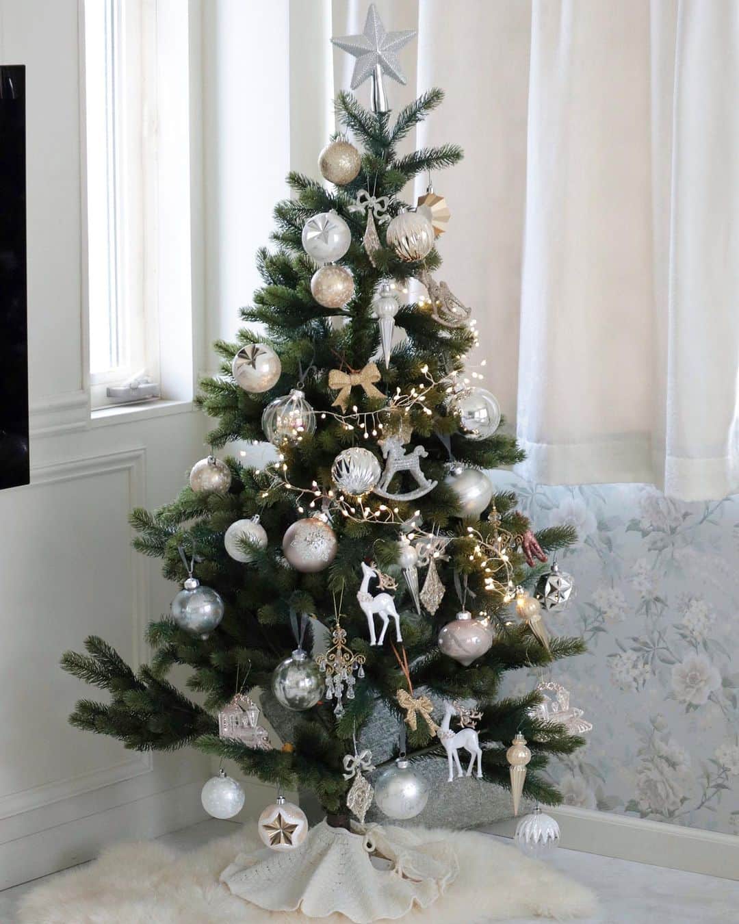 中田絵里奈のインスタグラム：「. 🎄🤍 重い腰を上げて🥹(12月入っちゃったけど) でも飾ったらお部屋が一気に華やかになって 気分高まる🎅🎁❤️ . 息子と一緒に飾ったらオーナメントに隠れて ピカチュウ発見😅⚡️ . . #ツリー #クリスマスツリー #コストコ購入品」
