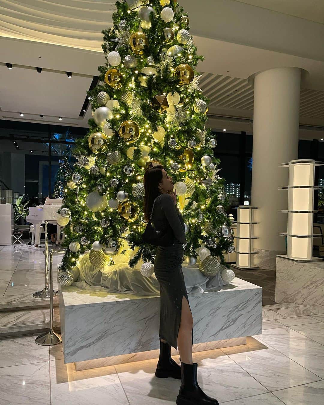 堺梨乃のインスタグラム：「いつのまにか12月も始まってた😳 クリスマスシーズン到来🎄❤️るんるん🎶  #クリスマスツリー#クリスマス」