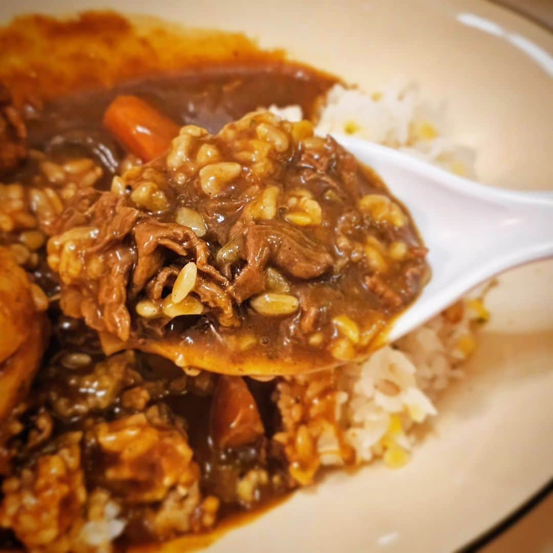 兎味ペロリナさんのインスタグラム写真 - (兎味ペロリナInstagram)「カレー初日🍛  久々にやっと作った！めちゃくちゃ手のかかるものでもないけどさ、伴侶含めて2日間は家にいる条件の時しかつくれなくて  なんでかって、カレーは数日食べるものでしょ🥸  料理は好きだけど基礎とかしらないし適当な私ですけども、カレーとミートソースだけはどこの店よりも美味いと自分で思ってる💩自分で思ってるだけだよ！w  #おうちごはん　#ぺ料理 　#おうちカレー」12月5日 20時04分 - perolina_usami