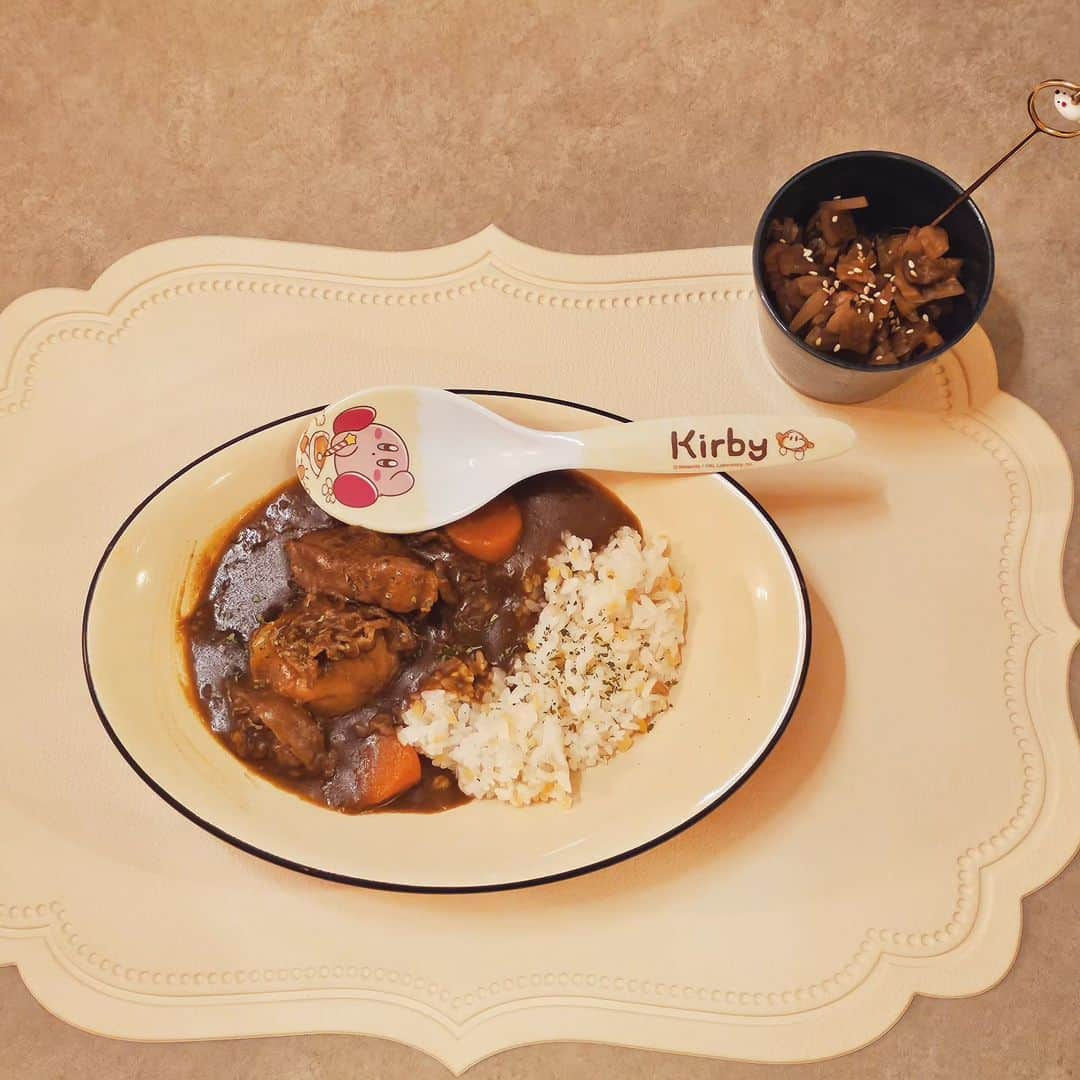 兎味ペロリナさんのインスタグラム写真 - (兎味ペロリナInstagram)「カレー初日🍛  久々にやっと作った！めちゃくちゃ手のかかるものでもないけどさ、伴侶含めて2日間は家にいる条件の時しかつくれなくて  なんでかって、カレーは数日食べるものでしょ🥸  料理は好きだけど基礎とかしらないし適当な私ですけども、カレーとミートソースだけはどこの店よりも美味いと自分で思ってる💩自分で思ってるだけだよ！w  #おうちごはん　#ぺ料理 　#おうちカレー」12月5日 20時04分 - perolina_usami