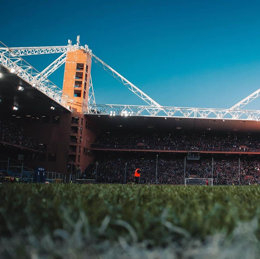 ジェノアCFCのインスタグラム：「🎟️ I biglietti nei settori ordinari per le partite #GenoaJuventus e #GenoaInter sono acquistabili dalle 12 di oggi al Ticket Office di via al Porto Antico 4 e al 𝑪𝒉𝒓𝒊𝒔𝒕𝒎𝒂𝒔 𝑺𝒕𝒐𝒓𝒆 di Chiavari!   👉 Info e modalità nelle stories  🎄 Per chi acquista un titolo di accesso ad entrambe le partite è attiva una 𝑪𝒉𝒓𝒊𝒔𝒕𝒎𝒂𝒔 𝑷𝒓𝒐𝒎𝒐 su tutto il materiale in esposizione nei punti vendita del club 🔴🔵」