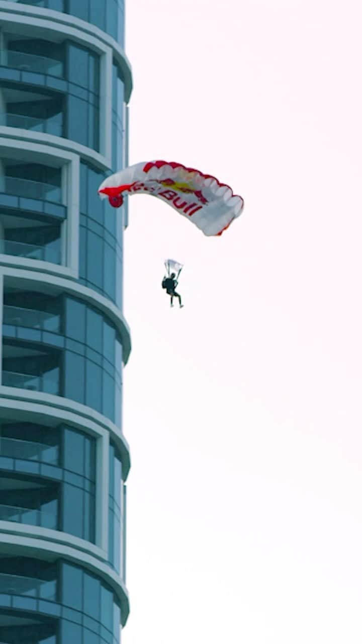 レッドブルのインスタグラム：「because jumping *into* the pool is so mainstream 🏄‍♂️🪂  @briankgrubb showing us the best way to enjoy the view from the world’s highest infinity pool @addressbeachresort in Dubai 😎  #redbull #givesyouwiiings #wakeskate #basejump #worldfirst」