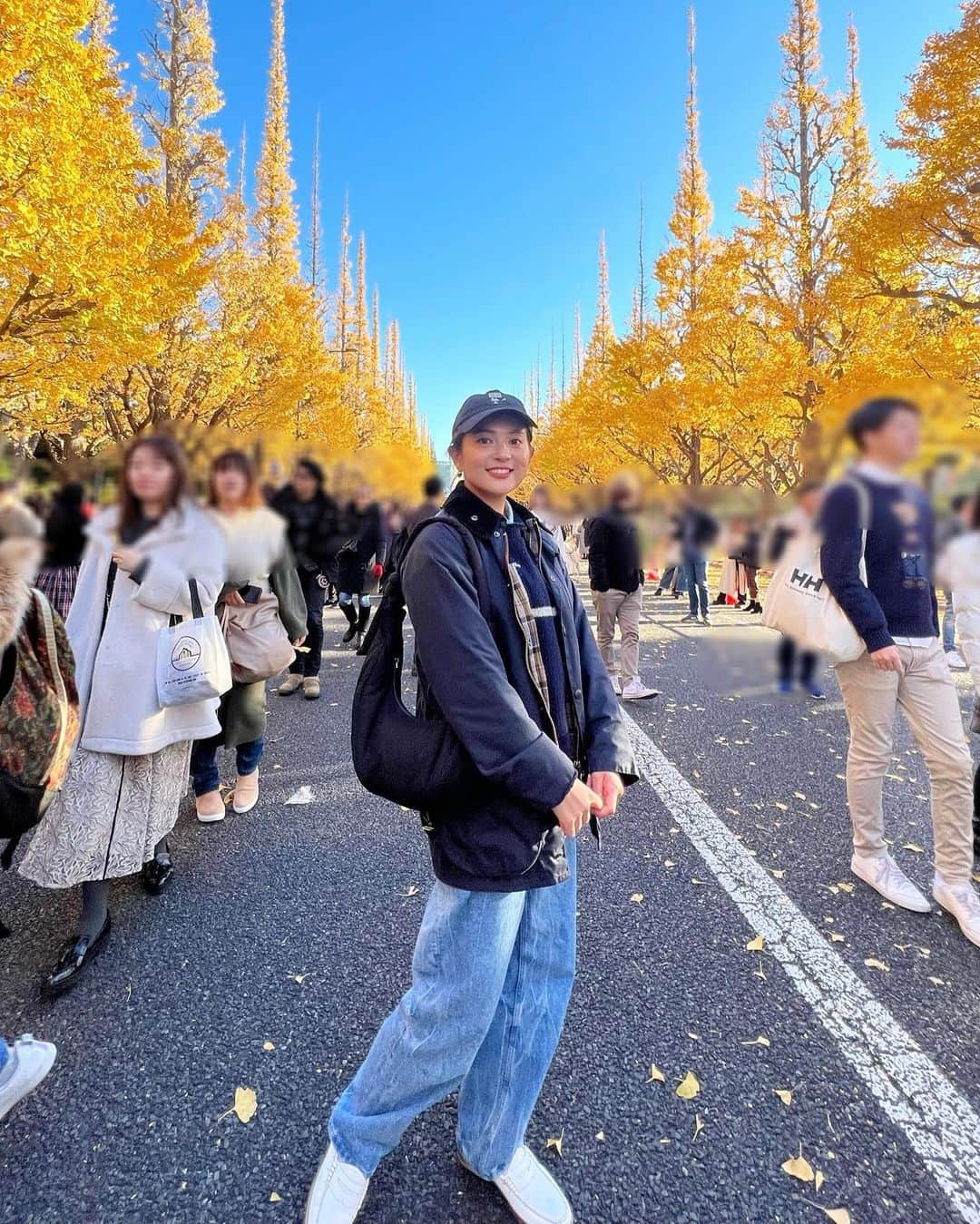 並木万里菜のインスタグラム：「空まで届きそうな高ーく のびた外苑前のイチョウ🍁 紅葉は見頃を迎えていて、 多くの笑顔が溢れていました。  この日はあたたかくて天気も良く 青と黄色のコントラストが とても綺麗だった。  拾った落ち葉で写真を撮る人も おおくて足元をみても黄色の絨毯で道が彩られていました。  #外苑前いちょう並木  #外苑前  #紅葉スポット  #見頃でした」