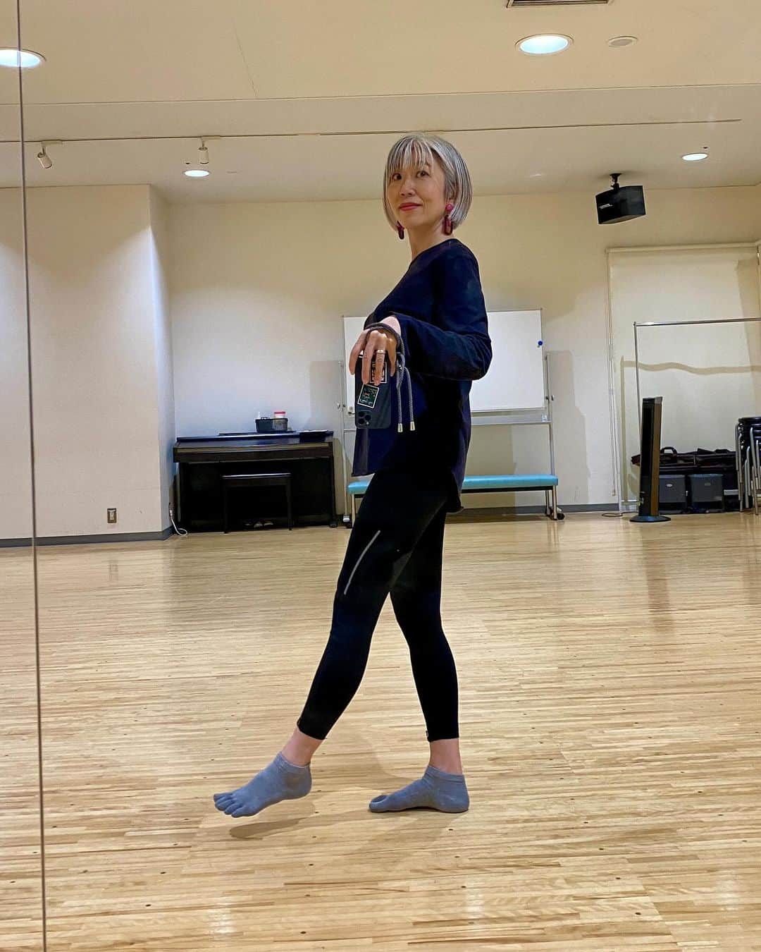 朝倉真弓さんのインスタグラム写真 - (朝倉真弓Instagram)「【見た目の美しさも健康も手にいれる】  足腰のトラブルは、姿勢と歩き方を見直すことで楽になる可能性があります。 　 　 印象年齢マイナス10歳 《美姿勢＆品格ウォーキング®︎》  インストラクター・朝倉真弓です。  @mayumi_asakura  　 歩き方を整えれば足腰のトラブルが全てが解決する・・・なんて言えません。   そんなことを言ってる人がいたとしたら、それは言い過ぎ&詐欺です！   ですが、足にかかる重心の置き方を工夫しつつ、腹部のインナーマッスルを使って軽やかに歩けるようになるだけで、トラブルは少しずつ軽くなっていく可能性はあります。  私の母は転んで背骨を圧迫骨折し、それ以来どんどん弱ってきてしまいました。  すり足気味になっていた時点で、何かできることがあったのではないかと悔やまれます。  だからこそ、若いうちから姿勢と歩き方を整えて、見た目の美しさはもちろん、健康も手に入れて欲しいなと思い、レッスンを続けています。  ヒール靴を履いても履かなくても、基本は同じ。  履かなくたって、足を長く、美しく見せることはできますよ！  ／ ▼日本橋三越新館カルチャーサロンにてレッスン▼ 12月14日 (木) 19:00〜20:30 ＼  今年最後のグループレッスンの詳細はこちらから。  https://profelier.jp/seminar/621  ハイライト「レッスンご案内」からも飛んでいただけます。 　  ▶︎レッスンの前に、朝倉の考え方や姿勢や歩きの基礎を知りたい  ▶︎レッスンを受けるには遠すぎる・・・  などという方は、ぜひ書籍をお求めいただければと思います！  あなたの姿勢と歩き方のブラッシュアップにお役立ていただけますように。    #プロフェリエ #日本橋三越新館カルチャーサロン 　  #WAVE出版　 #背筋を伸ばしてみたら私は綺麗だと気づいた #私は綺麗   #品格ウォーキング #美姿勢 #ウォーキング講師 #ウォーキングインストラクター  #ウォーキング #ポージング #グレイヘアモデル #グレイヘア #朝倉真弓」12月5日 20時06分 - mayumi_asakura