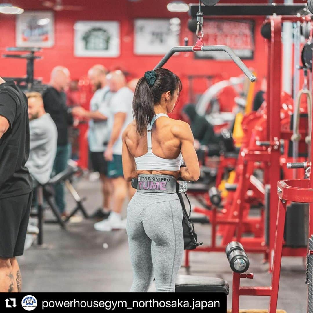 YumeFitさんのインスタグラム写真 - (YumeFitInstagram)「. . @powerhousegym_northosaka.japan のこだわりのマシン選定について。  IFBB PROとして海外の試合に行く事が多く、必ず色んなジムへ行ってジム運営の勉強をするように心掛けています。  2023年の5月、NEW YORKの地元の方々にお聞きして評判の良いジムや有名なジムに行かせて頂く機会がありました。  そこで私の体に1番合ったのがMAX PUMPというマシンメーカーでした。 凄く精度が高く、今までに無い強烈な刺激を体感することが出来ました。  現在のところ日本ではほとんど取扱いをしているジムは無く、皆様に使って頂くことがとても待ち遠しく楽しみです😊  #パワーハウスジムノース大阪 #パワーハウスジム大阪 #パワーハウスジム #powerhousegymnorthosakajapan  #powerhousegymosakajapan  #powerhousegym . #Repost @powerhousegym_northosaka.japan with @use.repost」12月5日 20時07分 - yume_ifbbpro