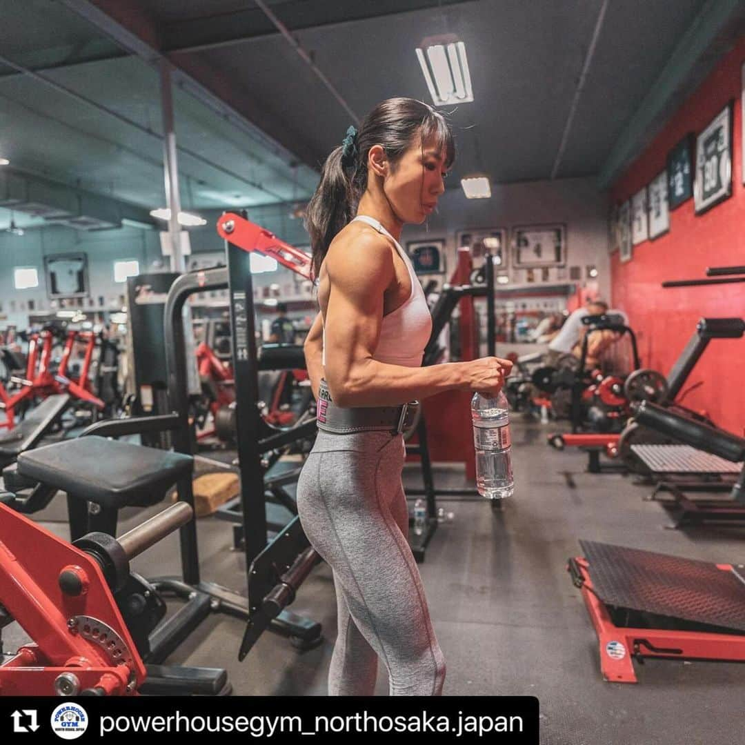 YumeFitさんのインスタグラム写真 - (YumeFitInstagram)「. . @powerhousegym_northosaka.japan のこだわりのマシン選定について。  IFBB PROとして海外の試合に行く事が多く、必ず色んなジムへ行ってジム運営の勉強をするように心掛けています。  2023年の5月、NEW YORKの地元の方々にお聞きして評判の良いジムや有名なジムに行かせて頂く機会がありました。  そこで私の体に1番合ったのがMAX PUMPというマシンメーカーでした。 凄く精度が高く、今までに無い強烈な刺激を体感することが出来ました。  現在のところ日本ではほとんど取扱いをしているジムは無く、皆様に使って頂くことがとても待ち遠しく楽しみです😊  #パワーハウスジムノース大阪 #パワーハウスジム大阪 #パワーハウスジム #powerhousegymnorthosakajapan  #powerhousegymosakajapan  #powerhousegym . #Repost @powerhousegym_northosaka.japan with @use.repost」12月5日 20時07分 - yume_ifbbpro