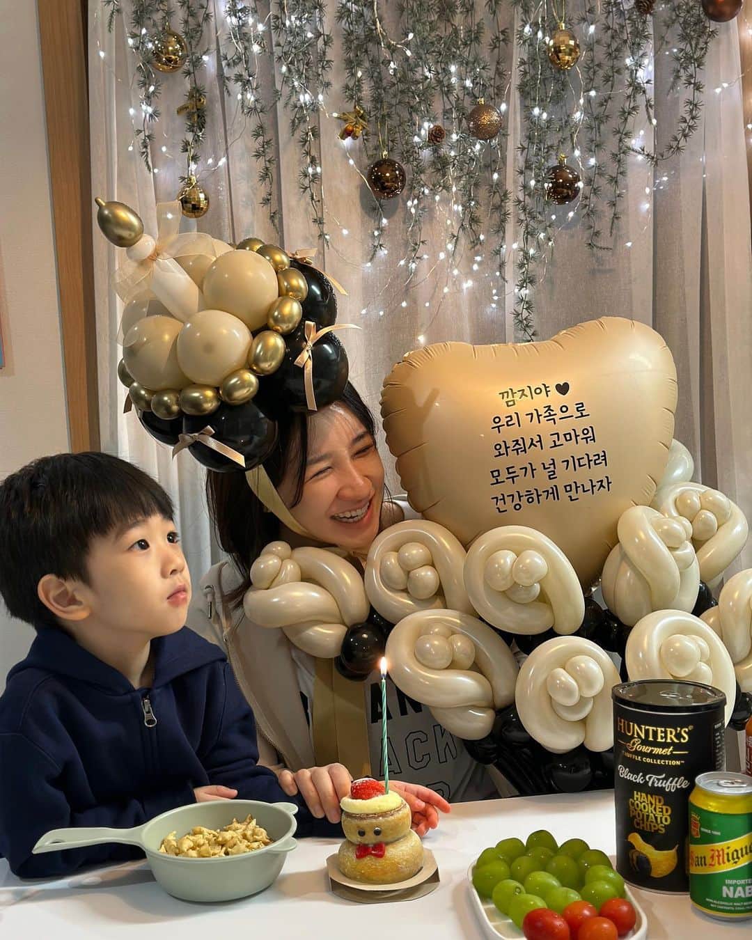 チョ・ミニョンのインスタグラム：「유안이의 동생이 생겼어요 ☺️♥️ 우리 민기85랑 결혼해서 유안이를 만나게 해주고 더 나아가 이제 깜지까지 만나 볼 수 있게 해주다니 성모마리아가 아닐까 싶은 새언니  새언니가 처음에 유안이를 임신했을 때랑 또 다른 감정이에요 그때보다 저희 가족은 더 우애 깊고 돈독해져서 그런지  처음 임신 소식을 듣고 전보다 더 걱정되고 마음쓰이고 뭉클하더라구요 🥹  딸을 외치며 기도하던 저라 오늘 깜지 성별 남자라는 이야기 듣고 살짝 눈물이 핑 돌아서 “ 아가씨 울어요? 해서  ” 아 이건 감동의 눈물입니다 라고 해서 그런지,,  민기85의 고추 축하송 폼 미쳤네요」