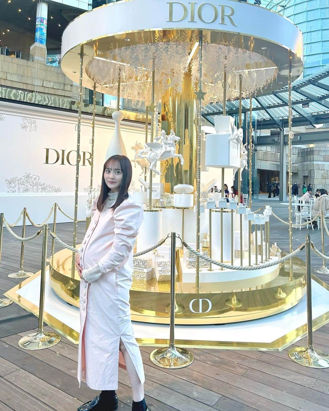 浜田翔子のインスタグラム：「🎠🌟✨🌙🪽  #dior #diorgardenofdreams #maternity #maternityfashion」