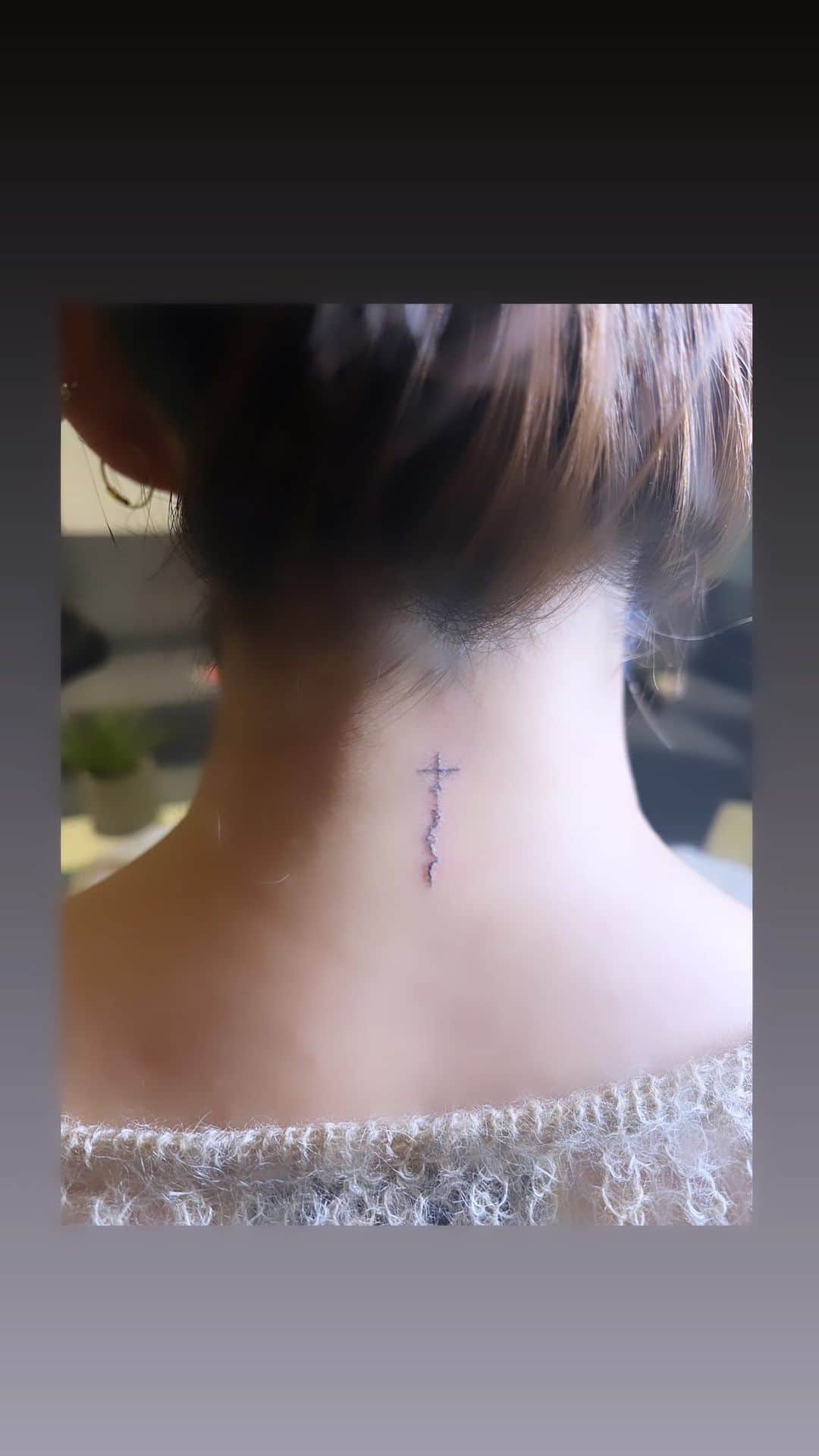 LiLyのインスタグラム：「Parisに初めてご縁ができそう💍 ３年前にいれた首裏の 愛を軸に生きるtattooを 濃くした2023. ▷▷▷未来へ」