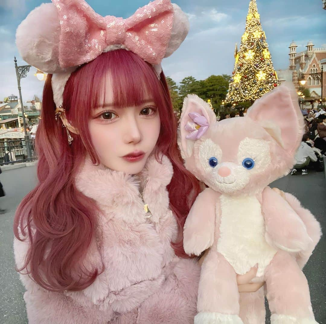 Yuupyonのインスタグラム：「🎀🩷🎄 ⁡ ⁡ ピンクネキ ⁡ ディズニーの前日急遽髪の毛を救ってもらいました😢🩷 いつも綺麗にしてくれてありがとうございます😭 @takumilk_tea410  レス早いし全部神🥲！ これからもよろしくお願いします(´ •̥ ̫ •̥ ` ) ⁡ #disney#tokyodisneysea#disneysea#pink#pinkhair#winter#winterfashion#ディズニー#ディズニーシー#ピンク#ピンクカラー#ピンクヘアー#リーナベル#ディズニーコーデ#冬服#shein#ファー#ファーコート#ピンクコーデ#ジャンボリ見る4分前」