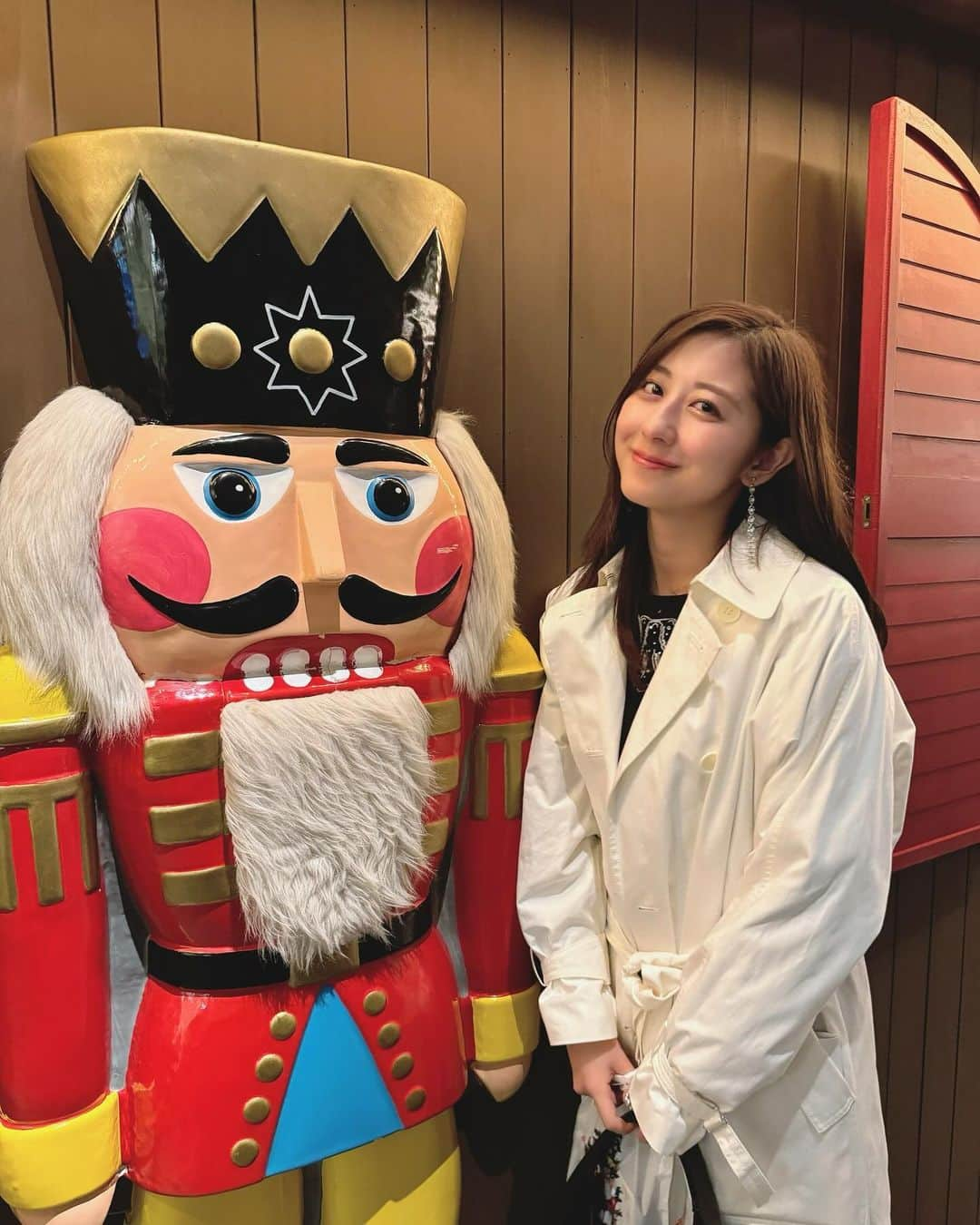 斎藤ちはるのインスタグラム：「大きな大きなくるみ割り人形と🎄 . 大好きなダックスの置物があったので思わず…♡♡ . . #凛々しく #かわいい #ダックス の #置物 #クリスマス #大好き . . #斎藤ちはる#テレビ朝日アナウンサー#テレビ朝日#テレ朝#アナウンサー#クリスマスマーケット#オーナメント#ダックスフンド#ダックスフント#christmas #xmas#白コート#私服」