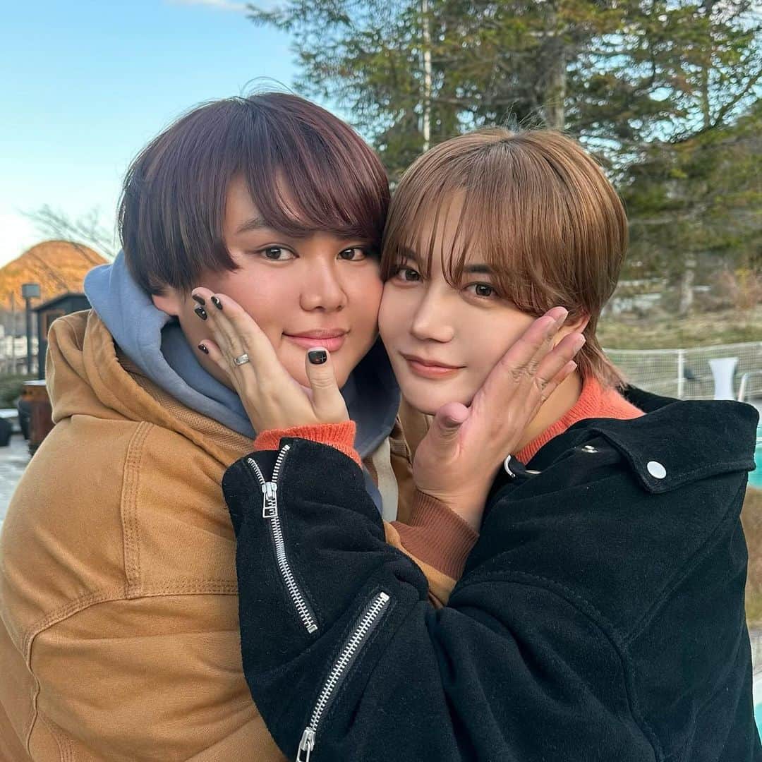 やっぴのインスタグラム：「大好きファミリーじんじんの誕生日！ 今年も一緒に祝えてhappy🫶🏻」