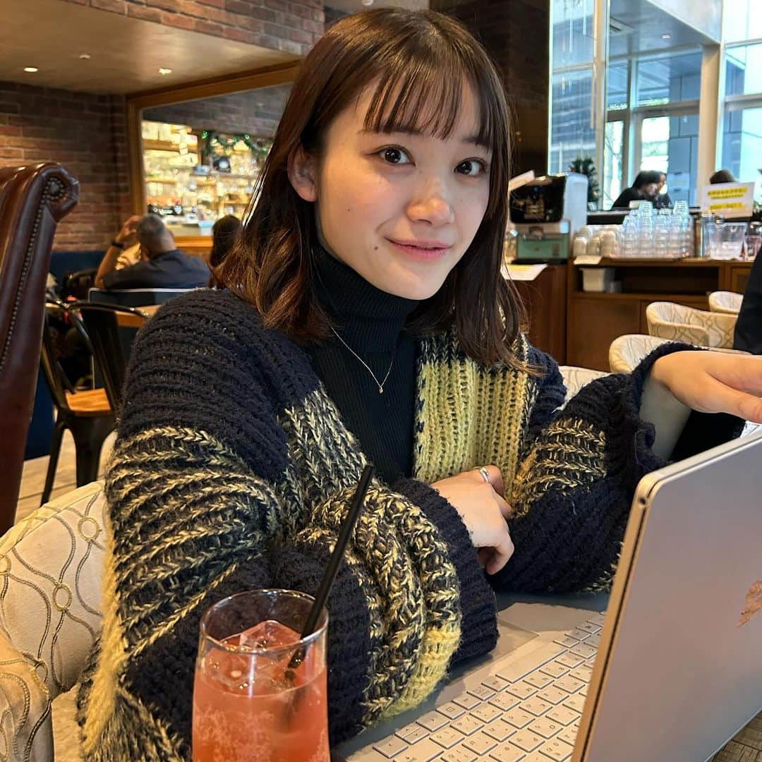 中崎花音のインスタグラム：「打ち合わせ💻 カフェとか入るとめっちゃ集中できるよね🎧 皆作業する時はどこでする？  #パソコン #パソコンスキル #パソコンデスク #作業中 #カフェ #ブラッドオレンジ #ぼぶ #打ち合わせ #ニットコーデ #ニットカーディガン」