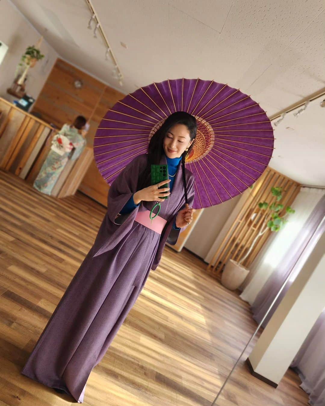 吉松育美のインスタグラム：「Walking lesson with Kimono👘✨️  着物でのウォーキングレッスンも指導しますよー❤️艶やかにしなやかに～✨😊  着物での所作が美しいと日常生活にも活用できていいですよね🫰  ウォーキングは足の爪先から手の指先までですよ～‼️  (レッスンのためにパッと着物を羽織っているのはご了承くださいませ🙏)   #Kimono #walking #lesson #ウォーキングレッスン」