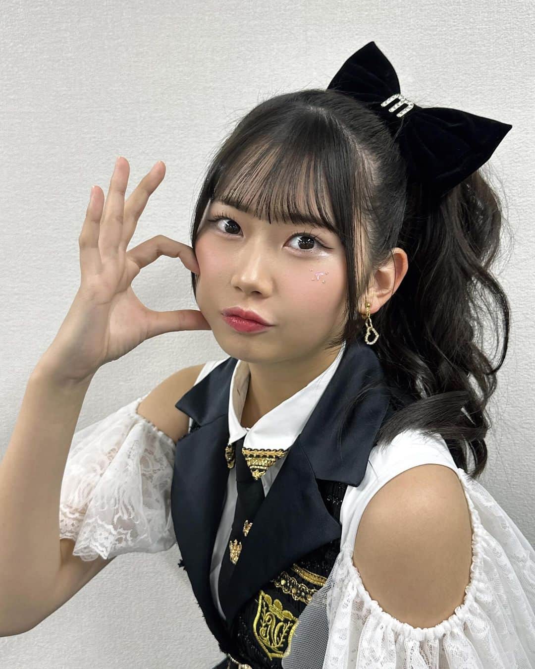 岡村ほまれさんのインスタグラム写真 - (岡村ほまれInstagram)「・ 新衣装🖤🤍  ほまれはもう元気だよ〜！！！  #モーニング娘23  #morningmusume  #岡村ほまれ  #ほまたん #ほまたん優勝  #横浜アリーナ #新衣装  #サイドポニー  #アイドル衣装」12月5日 20時15分 - homare__okamura.official