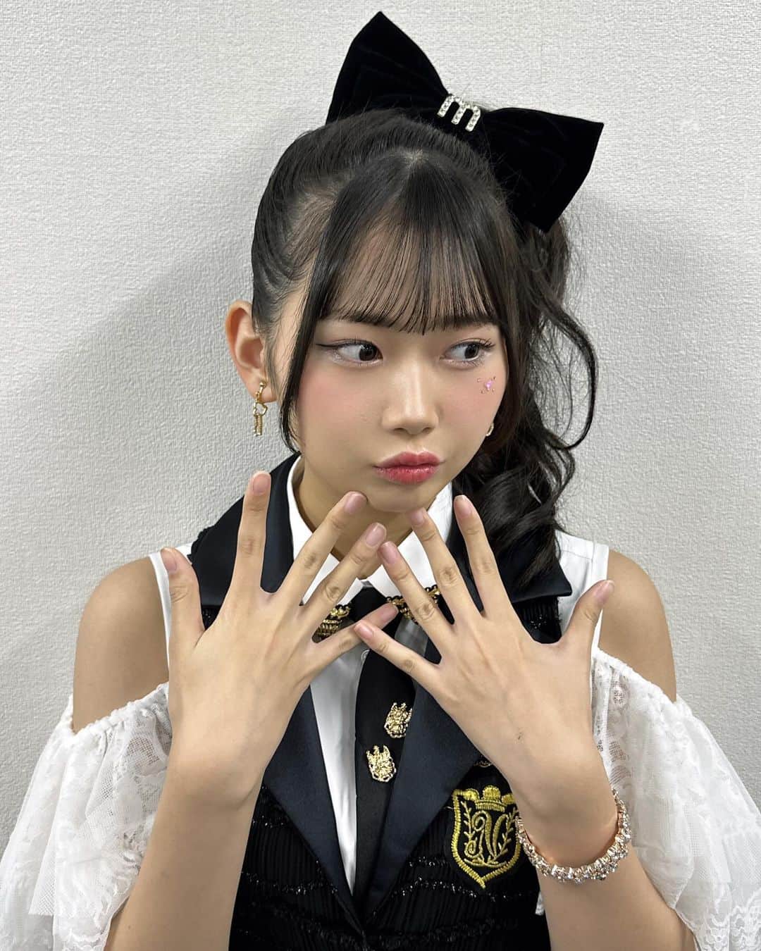 岡村ほまれさんのインスタグラム写真 - (岡村ほまれInstagram)「・ 新衣装🖤🤍  ほまれはもう元気だよ〜！！！  #モーニング娘23  #morningmusume  #岡村ほまれ  #ほまたん #ほまたん優勝  #横浜アリーナ #新衣装  #サイドポニー  #アイドル衣装」12月5日 20時15分 - homare__okamura.official