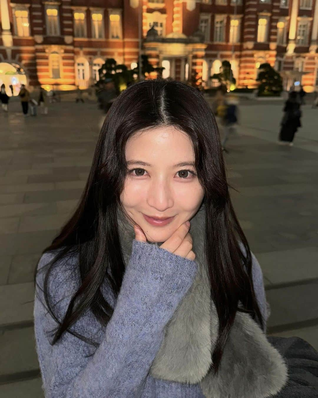 八田エミリさんのインスタグラム写真 - (八田エミリInstagram)「東京駅から電車で帰るところ。夜のライトアップが綺麗で癒されました✨カーディガンは動画で紹介したGRLのです！」12月5日 20時16分 - hattaemily