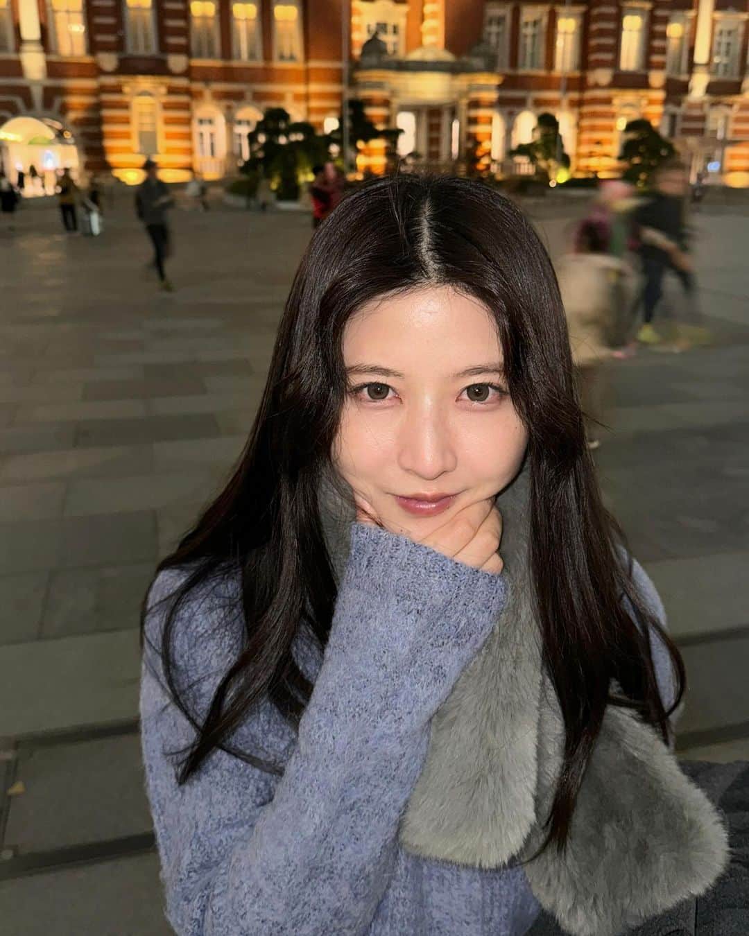 八田エミリのインスタグラム：「東京駅から電車で帰るところ。夜のライトアップが綺麗で癒されました✨カーディガンは動画で紹介したGRLのです！」