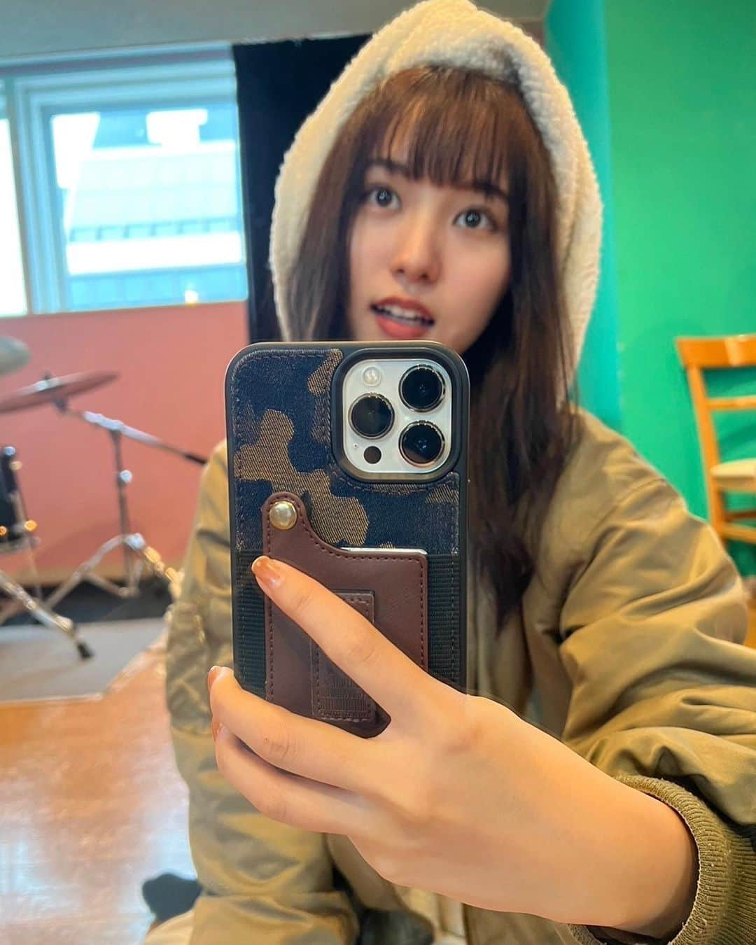 杉岡泉美さんのインスタグラム写真 - (杉岡泉美Instagram)「⛄️寒すぎて部屋があったまるまで コート着て温もり中の時です。フード慌てて被ったら変な形になりました。 髪の毛いい感じに巻けてる気がする今日。 撮影と個人練でした。お疲れ様でしたー！ #寒いですね」12月5日 20時16分 - sard_sugioka