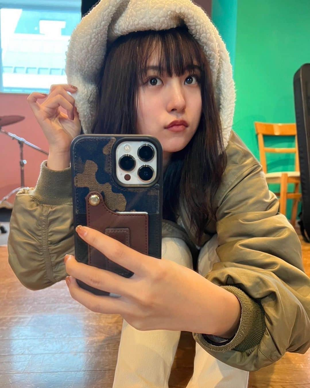 杉岡泉美さんのインスタグラム写真 - (杉岡泉美Instagram)「⛄️寒すぎて部屋があったまるまで コート着て温もり中の時です。フード慌てて被ったら変な形になりました。 髪の毛いい感じに巻けてる気がする今日。 撮影と個人練でした。お疲れ様でしたー！ #寒いですね」12月5日 20時16分 - sard_sugioka