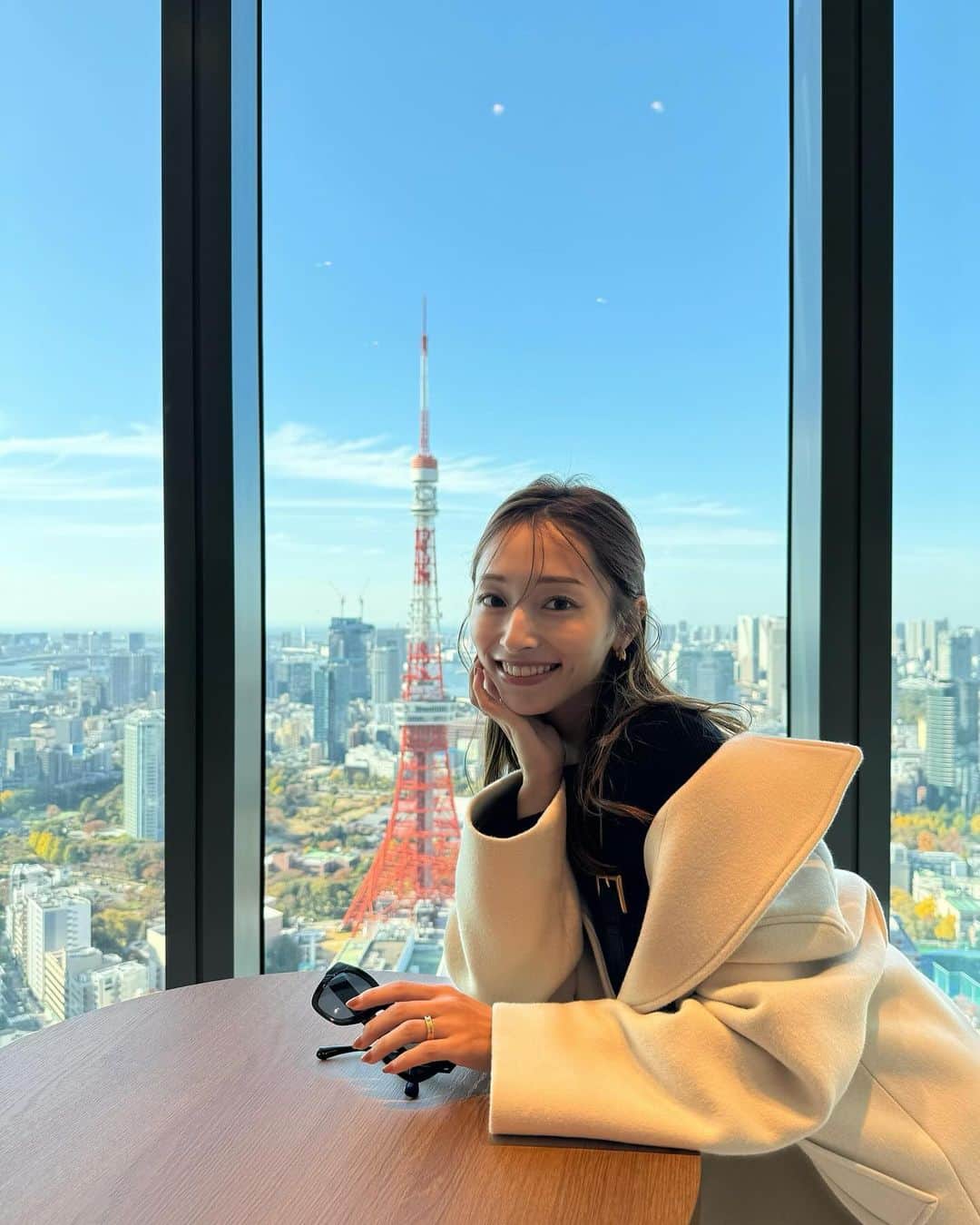 吉田理紗のインスタグラム：「最近の楽しかった思い出たち🍨  1枚目の東京タワーは麻布台ヒルズ🗼 無料で誰でもいけるのすごいよね❤️  それにしてもホリデーの時期って どうしてこんなにワクワクするんだろう🎄🎁🎅🏼🪅」