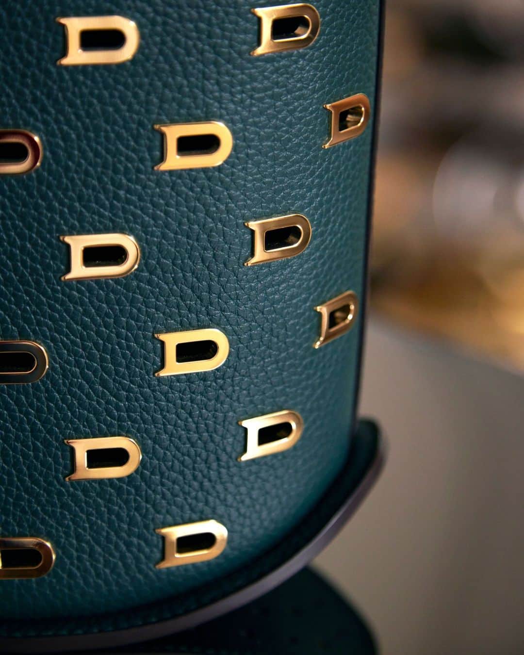 デルボーのインスタグラム：「Day dreaming.⁣ ⁣ A window to an exquisite world of craft and heritage. The Pin Mini Bucket Oriel captures the imagination and savoire faire of Delvaux’s ateliers in one special design. Oriel refers to the iconic corbelled windows of classic Brussels mansions, interpreted on the Pin Mini Bucket as D-shaped gold hardware applied as eyelet embroidery on Taurillon Soft leather. Discover the elevation of craft in one of Delvaux’s boutiques. ⁣ ⁣ #Delvaux.⁣」