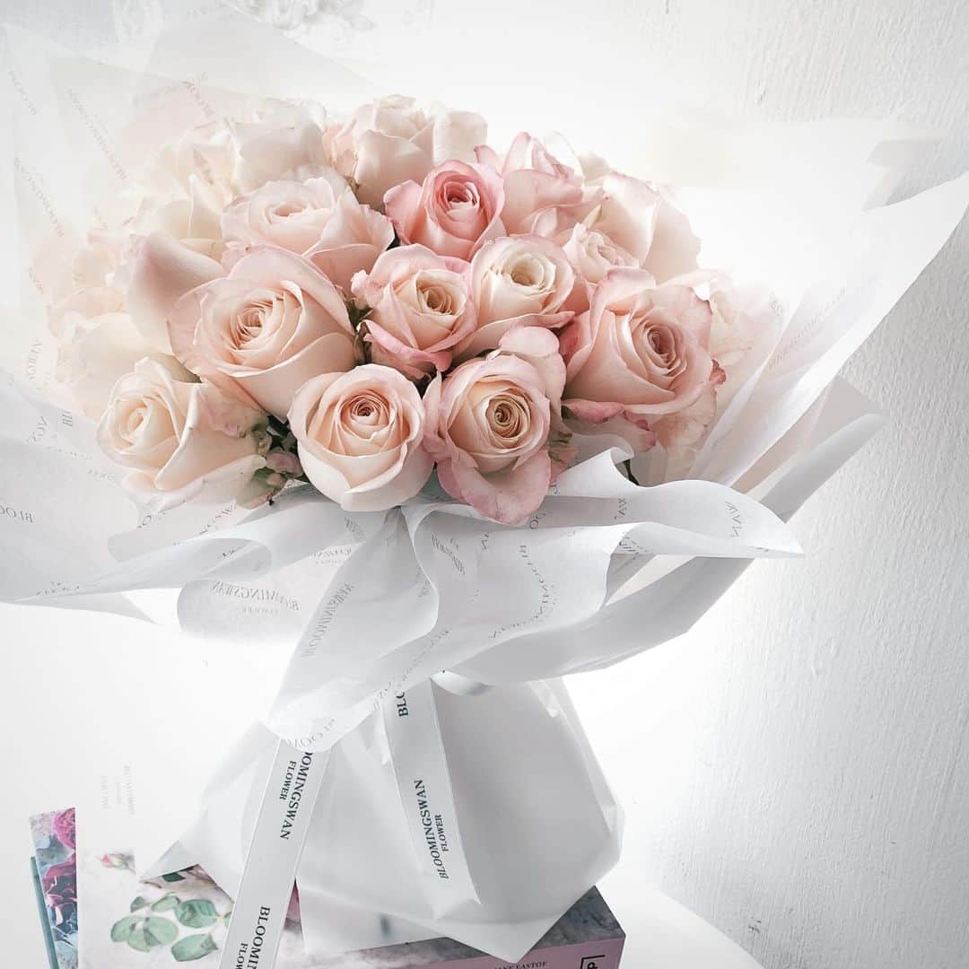 Florist.janeのインスタグラム：「하젤 장미 꽃다발 🧡  📞02.511.3109 💬카카오톡 janejoung310 💬문자 01028907799 🌸강남구 논현동 219-6번지 1층 핑크색 꽃집」