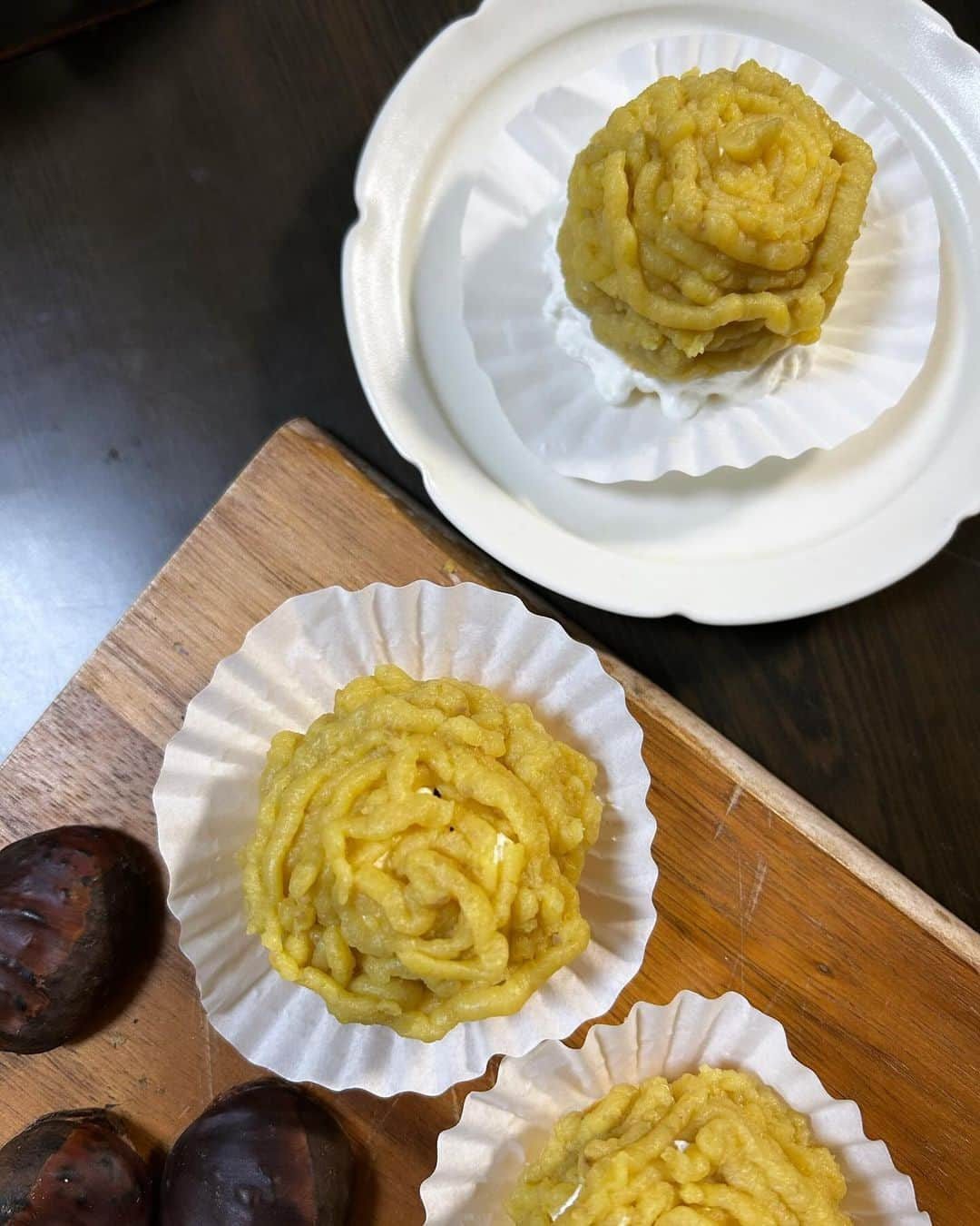 佐藤弥生のインスタグラム：「栗のおやつ 🌰 今年は栗を沢山いただいたので、気になっていたマロンクリームを作ってみました♪ 😍やっぱりモンブランかな？ と、モンブランケーキに挑戦！ まずは栗の裏漉しから💦💦汗だくでなんとか終えて 米粉でロールケーキを作りました♪ が😅そう上手くはいかなかった、、、、 生地はふっくら焼けて上手くいったのにスポンジ感が強すぎました... 米粉だからなのか🧽なんでなの〜？ デコレーションもむずッ‼️ 😅気を取り直し 次はミニミニモンブランケーキ🧁を作りました♪ もちろん栗の甘露煮と生クリーム入り！！ ぶこつですが🤣こちらは家族にもとても好評でした〜♪ ケーキ用のリキュールが無いので、お父さんのウィスキー入れちゃったよ🥃 久しぶりのお休みの日もやはり#yayoscooking の1日でした😆 12月に入ると寒さも本番、寒くなってきましたね〜 明日は午後から晴れるそうです✨ 体調気を付けていきましょう♪  🌰マロンクリーム marron🌰sugar　栗の半量　milk　栗の40%🆙 ラム酒少々　柔らかめに仕上げる♪ #yayoscooking#栗のおやつ#手作りおやつ#🌰#マロンクリーム#モンブラン#栗のロールケーキ#米粉のおやつ#米粉のロールケーキ#マロンクリームレシピ#ケーキ屋さんのモンブランも好きよ」