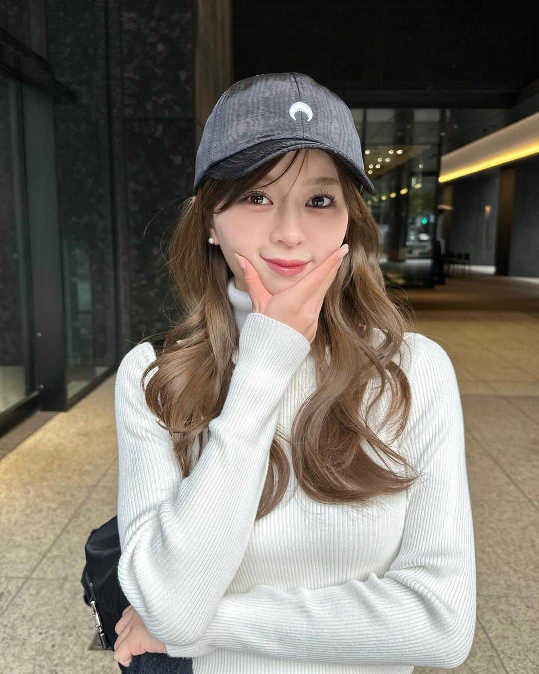 石崎日梨のインスタグラム：「⁡ この間のリールの時の🌙✨ カラーの色落ちがいい感じでお気に入り〜👱🏻‍♀️♩」