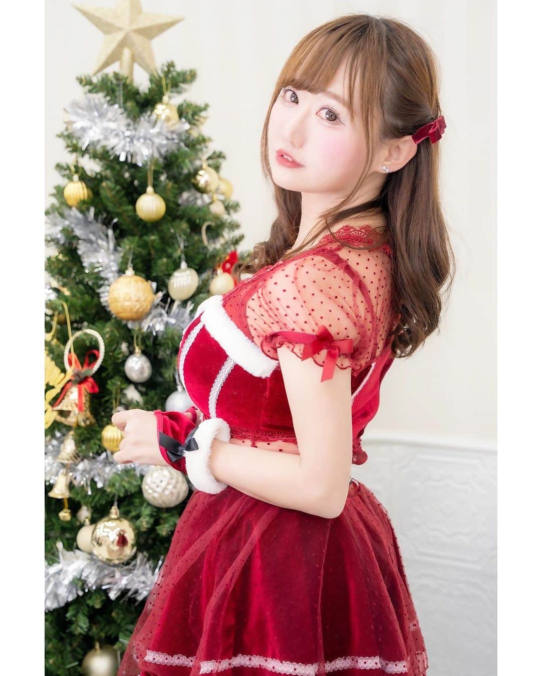 吉田麻衣子のインスタグラム：「クリスマス🎄シーズン大好き女です #instagood  #instafollow  #instalike #instagood #instahappy  #model #gravure #merychristmas  #christmas  #christmastree  #santa #malymoon  #写真好きな人と繋がりたい  #ファインダー越しの私の世界  #みらいスタジオ西池袋 #実話ローレンス #撮影会 #マリームーン #サンタコスプレ #撮影 #モデル #グラビア #吉田麻衣子」