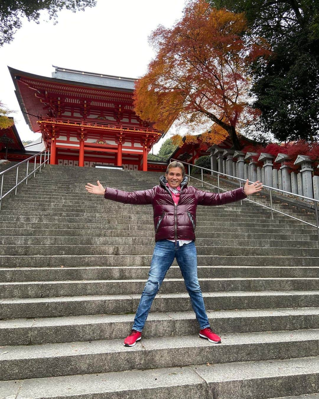 ヒロ寺平さんのインスタグラム写真 - (ヒロ寺平Instagram)「Sightseeing  売るほど時間のある平日。 ほどほどの距離にある未踏の地で「紅葉」を愛でるのも一興。 中距離ドライブを楽しむことにし目的地を「比叡山延暦寺」に設定。  ナビによると自宅から約80km、1時間半と抜群の距離感。 ご機嫌に京都東インターで降りナビの指示通りに進むと比叡山ドライブウェイの入り口に。  ゲートにあった料金表を凝視。 すると、そこから延暦寺までの往復が1700円とある。 名神豊中から京都東までの片道1,680円と20円しか変わらない。 しかしこの「対距離価格設定」が個人的には「法外に高い」と思えた。  「地道で行く方法がありませんか？」と案内所のおじちゃんに聞く。 すると、柔和な顔で「これしかありません。」との返事が返ってきた。  そこでコストコンシャスな寺平は「延暦寺行きはMUSTなのか？」と自問自答。 即刻「否」の結論を得、帰路に着こうとナビを見ると近くに「近江神宮」の表示が！  立ち寄ってみたら・・・  駐車場は無料、しかも人けは殆どない。 古社の趣き満載の神社で、してやったりの気持ちになった。  境内を散策し初冬を存分に楽しみコストコンシャスな寺平も大満足の一日になった。  #近江神宮 #比叡山延暦寺 #ヒロ寺平 #ヒロT」12月5日 20時33分 - hiroteradaira