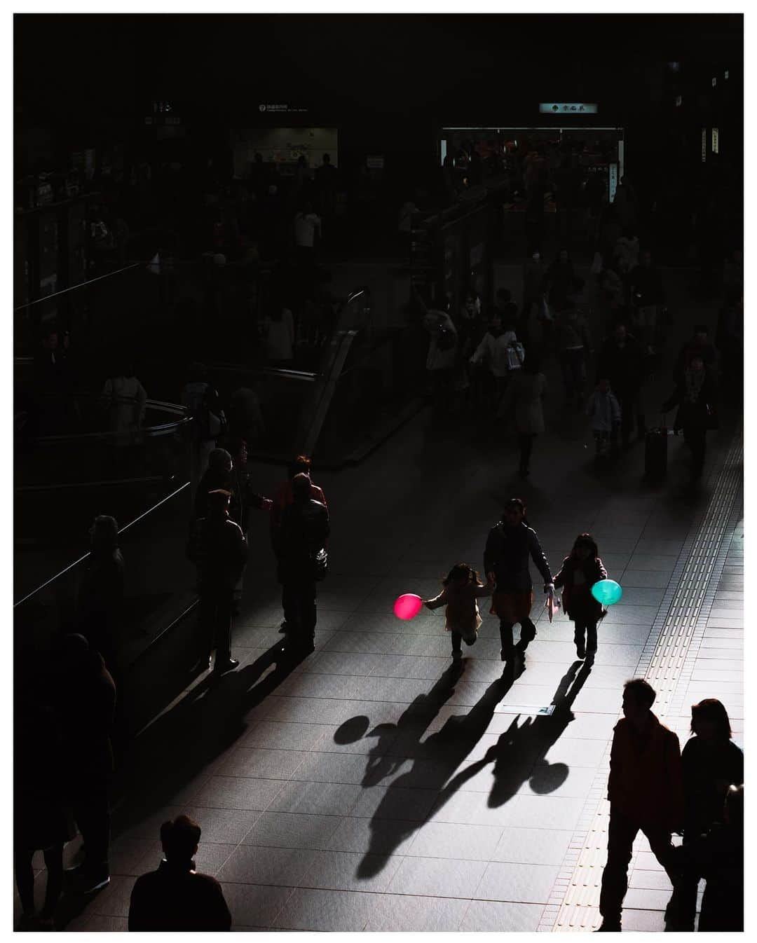 Takashi Yasuiさんのインスタグラム写真 - (Takashi YasuiInstagram)「Kyoto 🎈 February 2014  📕My photo book - worldwide shipping daily - 🖥 Lightroom presets ▶▶Link in bio  #USETSU #USETSUpresets #TakashiYasui #SPiCollective #filmic_streets #ASPfeatures #photocinematica #STREETGRAMMERS #street_storytelling #bcncollective #ifyouleave #sublimestreet #streetfinder #timeless_streets #MadeWithLightroom #worldviewmag #hellofrom #reco_ig」12月5日 20時35分 - _tuck4