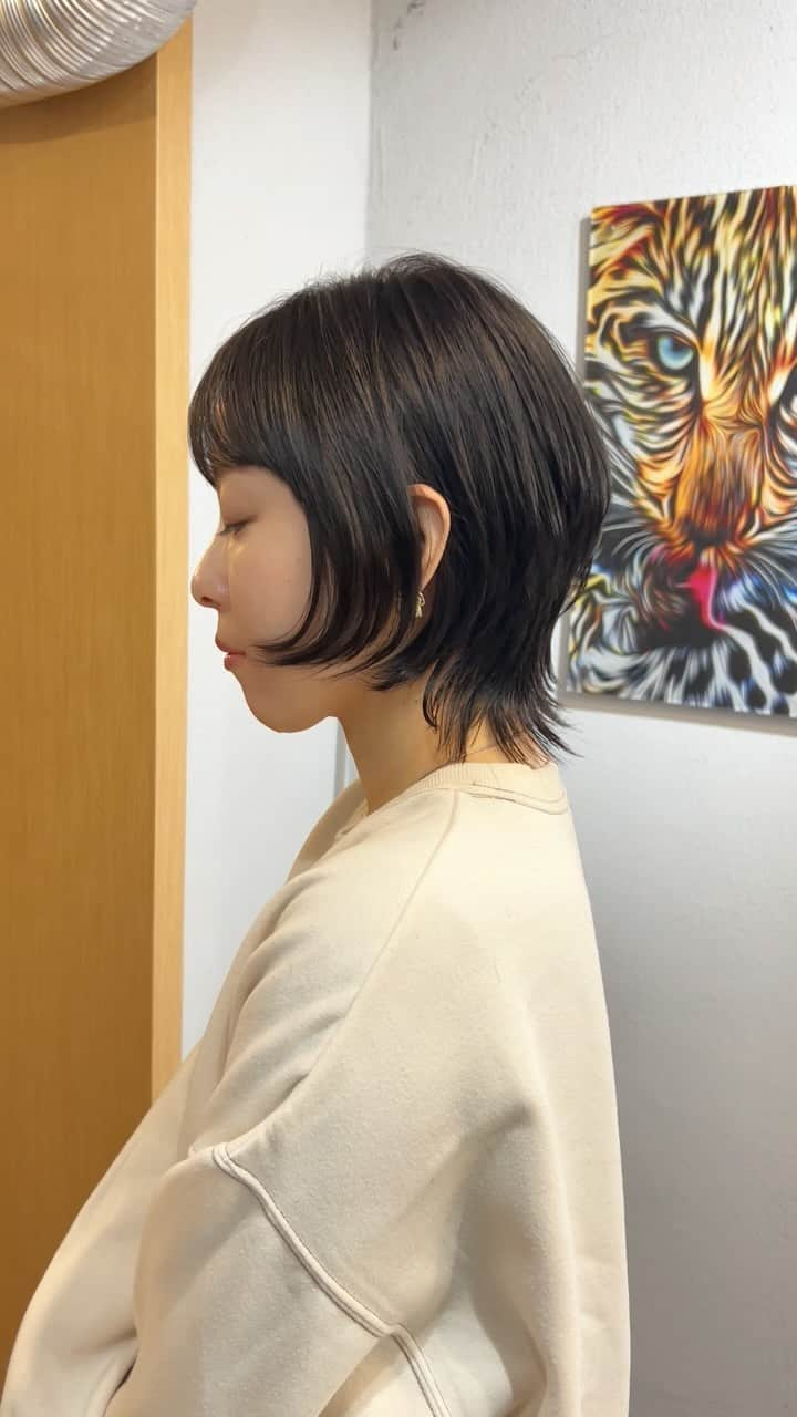 阿藤俊也のインスタグラム：「ウルフカット✂︎  ※好きな雰囲気のスタイルのお写真あれば ぜひ持参ください！！ 好みが伝わりやすいので、ありがたいです☺️  ◆イメージ変えたいけど、似合うか心配😥 ◆いつもどこか似合ってない気がする😥 ◆自分に似合う髪型がわからない😥 ◆自分でうまくセット出来ない😥 ◆とにかく良い感じになりたい😥  どんなお悩みでもご相談ください☺️ どんな状態からでも、素敵にします✨✨ 年齢も問わず、どなたでも  【⚠️ご予約について⚠️】 ↓↓↓↓↓↓↓↓↓↓↓↓↓ ホーム画面URLからへ 簡単にご予約可能です😊 予約がよくわからない場合は、 お電話にて確認お願い致します🤲🤲  #ショート#ショートボブ#ショートへア#ヘアスタイル#ハンサムショート#くびれレイヤー#大人へア#ボブ#ショートカット#hairstyle #レイヤーカット#前下がりボブ#クセ毛カット #ベリーショート#ウルフカット #黒髪ショート #清澄白河#清澄白河美容室#阿藤俊也」