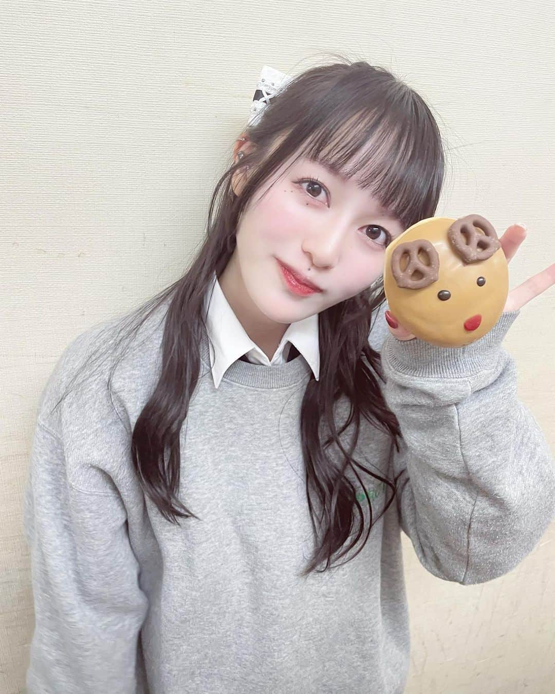 三浦菜々子さんのインスタグラム写真 - (三浦菜々子Instagram)「トナカイさんと撮ったんだあ〜！！🦌🍩 クリスマスがほんとに楽しみ！今年はどんなクリスマスになるかなぁ〜！！！！  写真撮りたいけど食べれない....って迷ってたけど 撮った後スタッフさんが食べてくれた😂✨  #白キャン #真っ白なキャンバス #アイドル #idol #三浦菜々子 #クリスマス #クリスピークリームドーナツ #クリスマスフード #クリスマスドーナツ」12月5日 21時30分 - miura_nanako