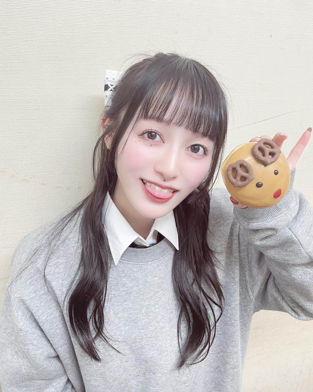 三浦菜々子さんのインスタグラム写真 - (三浦菜々子Instagram)「トナカイさんと撮ったんだあ〜！！🦌🍩 クリスマスがほんとに楽しみ！今年はどんなクリスマスになるかなぁ〜！！！！  写真撮りたいけど食べれない....って迷ってたけど 撮った後スタッフさんが食べてくれた😂✨  #白キャン #真っ白なキャンバス #アイドル #idol #三浦菜々子 #クリスマス #クリスピークリームドーナツ #クリスマスフード #クリスマスドーナツ」12月5日 21時30分 - miura_nanako