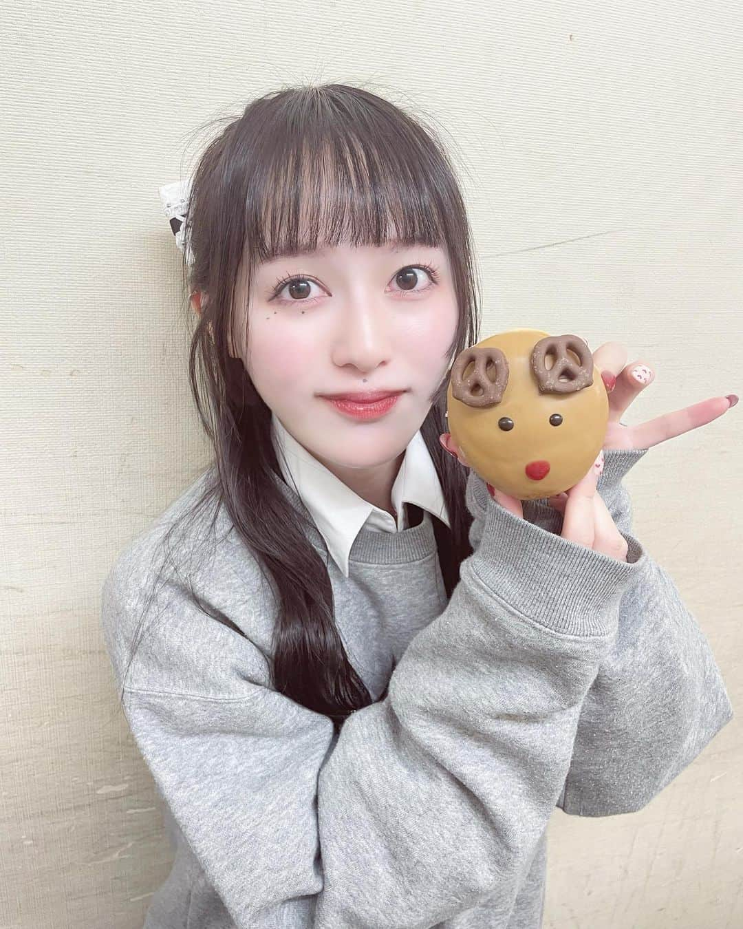 三浦菜々子さんのインスタグラム写真 - (三浦菜々子Instagram)「トナカイさんと撮ったんだあ〜！！🦌🍩 クリスマスがほんとに楽しみ！今年はどんなクリスマスになるかなぁ〜！！！！  写真撮りたいけど食べれない....って迷ってたけど 撮った後スタッフさんが食べてくれた😂✨  #白キャン #真っ白なキャンバス #アイドル #idol #三浦菜々子 #クリスマス #クリスピークリームドーナツ #クリスマスフード #クリスマスドーナツ」12月5日 21時30分 - miura_nanako