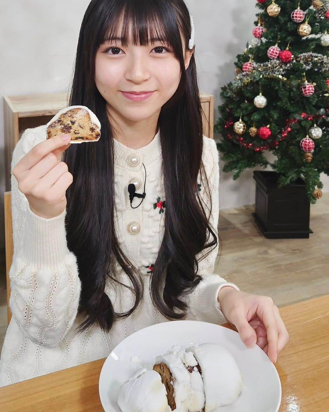 大里菜桜のインスタグラム：「めざましテレビをみてくれた皆さん ありがとうございました😊 シュトーレン、菜桜も人生で初めて食べたのですが甘くて美味しかったです。シュトーレン食べながら待つクリスマスはいつも以上に楽しみです🎄🎁  その前にテストの戦いが待ってるか😖  #シュトーレン#イマドキ#イマドキガール#めざましテレビ#大里菜桜#クリスマス#待ち遠しい#その前にテスト#がんばります」