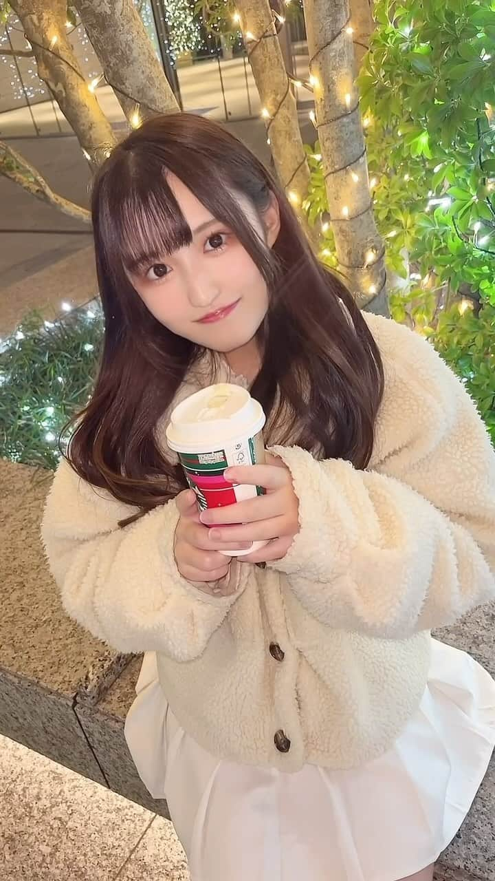 野田陽菜乃のインスタグラム：「イルミデート⛄️🪄︎︎  #イルミネーションデート#イルミネーション#イルミ#デート#キラキラ#スタバ#スタバ新作#ピスタチオ#ラテ#白#ホワイト#ホワイトコーデ#アイドル#君とセレンディピティ#君セレ#野田陽菜乃#三重#東京#低身長#低身長女子#彼女#彼女感」