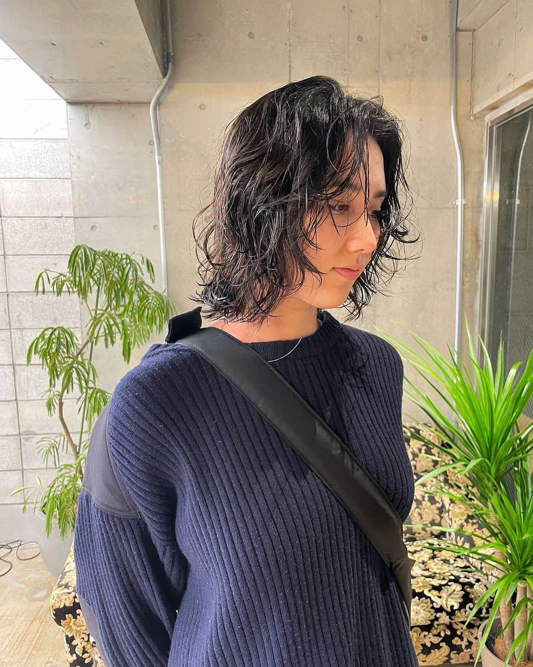 カワシリアツシのインスタグラム：「ブリーチしてない人には パーマがオススメ◎」