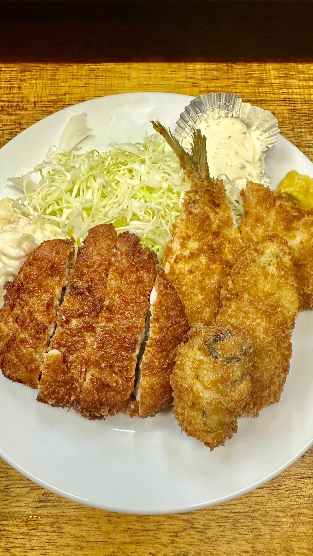 mori_no_tsukueのインスタグラム：「冬期限定“ミックスフライ定食” 牡蠣フライ2個+アジフライ+ヒレかつ と定番の肉豆腐 ＠恵比寿めし処こづちSince1957 #恵比寿界隈の美味しい店 #恵比寿グルメ #めし処こづち #こづち」