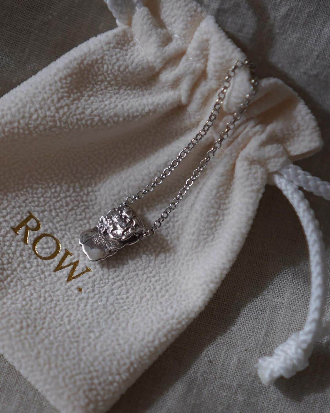 kuroneko_m4さんのインスタグラム写真 - (kuroneko_m4Instagram)「. @row.jewelry のネックレスはお守り代わりとして カスタムできるストーンはオパールにしました🔮 . . オパールにはhope＝希望、幸運などポジティブでエネルギーを持つ石。 才能を発揮させたり美を引き出してくれるパワーもあるんだそう。 . 小岩からインスピレーションを受けた歪なプレートも他にはないデザインで素敵。 光に当たるとランダムにキラキラと輝きます✨ 小さくても存在感があるのでシンプルなお洋服に合わせたい😌 . . . . #rowjewelry #necklace #ストーンネックレス #ネックレス #silver925」12月5日 20時40分 - kuroneko_m4