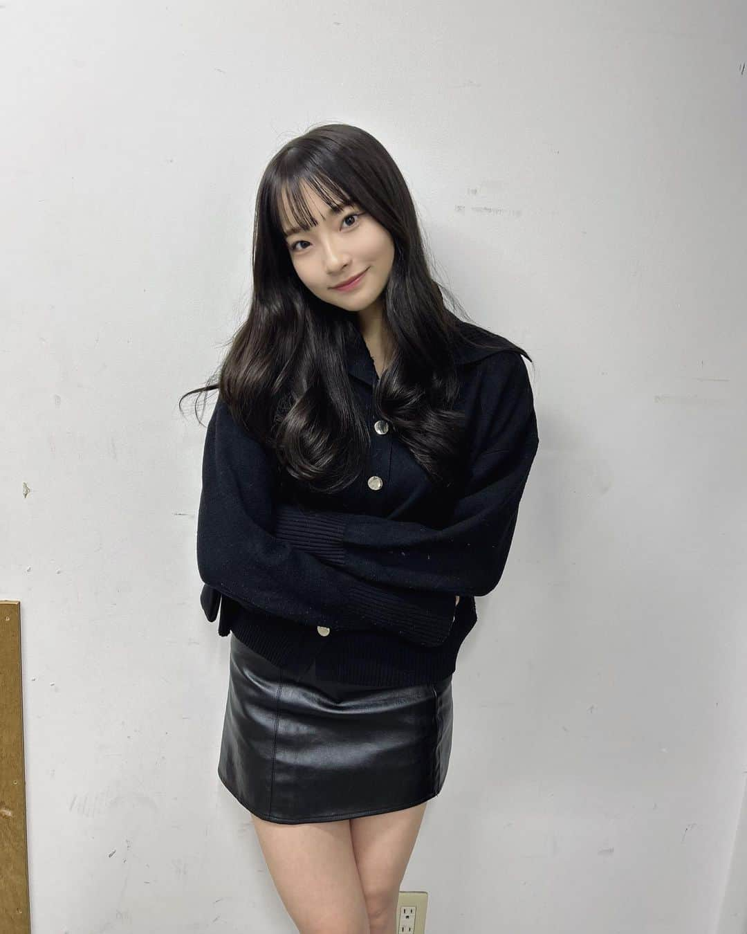 里仲菜月のインスタグラム：「また黒い服😌」