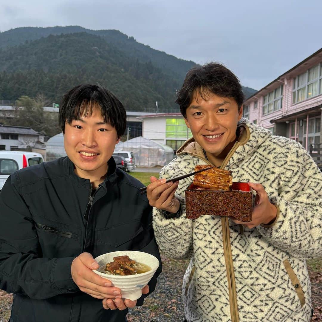 山中真のインスタグラム：「・ 1粒で3度美味しい 森のうなぎ。  水に恵まれた山の中で、 廃校を利用して、 間伐材で製品を作った さらにその端材を利用して 水温保つ熱源にする。  過疎地の活性化になり、 環境保全にも繋がり、 何より美味しいうなぎが 食べられる！  工夫次第で 解決策はあるんだなー。  #mbs #よんチャンtv  #毎日生中継 #山ちゃん中継 #森のうなぎ #岡山県西粟倉村 #ふるさと納税」