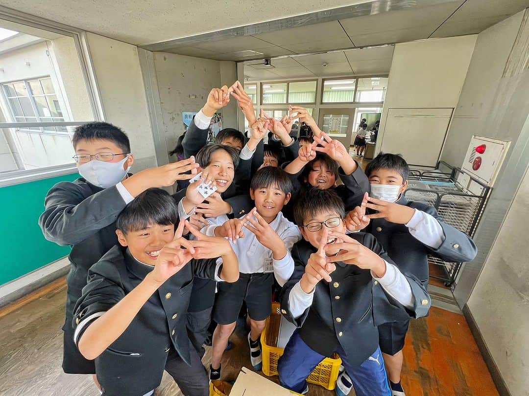 冨永ボンドさんのインスタグラム写真 - (冨永ボンドInstagram)「今日は、鳥栖市立旭小学校6年生(148名)の卒業制作でボンドアート創作をしてきました。  旭小の生徒さん達はみんな元気で逞しく、凄まじい程のパワーを貰えました。  講話では、いじめの話や夢の叶え方の話、アートに失敗はない事の話も、静かに熱心に耳を傾けてくれましたね。  みんなの作品、とても素晴らしかったです！  終わった後は、先生方ともボンドサインで撮影！ 校長室には本日のバイプロダクト（原画）を寄贈しました。  楽しい時間をありがとうございました！  No failure in Art. 冨永ボンド」12月5日 20時44分 - bondgraphics