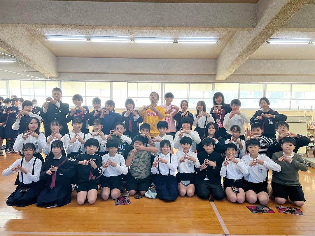 冨永ボンドのインスタグラム：「今日は、鳥栖市立旭小学校6年生(148名)の卒業制作でボンドアート創作をしてきました。  旭小の生徒さん達はみんな元気で逞しく、凄まじい程のパワーを貰えました。  講話では、いじめの話や夢の叶え方の話、アートに失敗はない事の話も、静かに熱心に耳を傾けてくれましたね。  みんなの作品、とても素晴らしかったです！  終わった後は、先生方ともボンドサインで撮影！ 校長室には本日のバイプロダクト（原画）を寄贈しました。  楽しい時間をありがとうございました！  No failure in Art. 冨永ボンド」