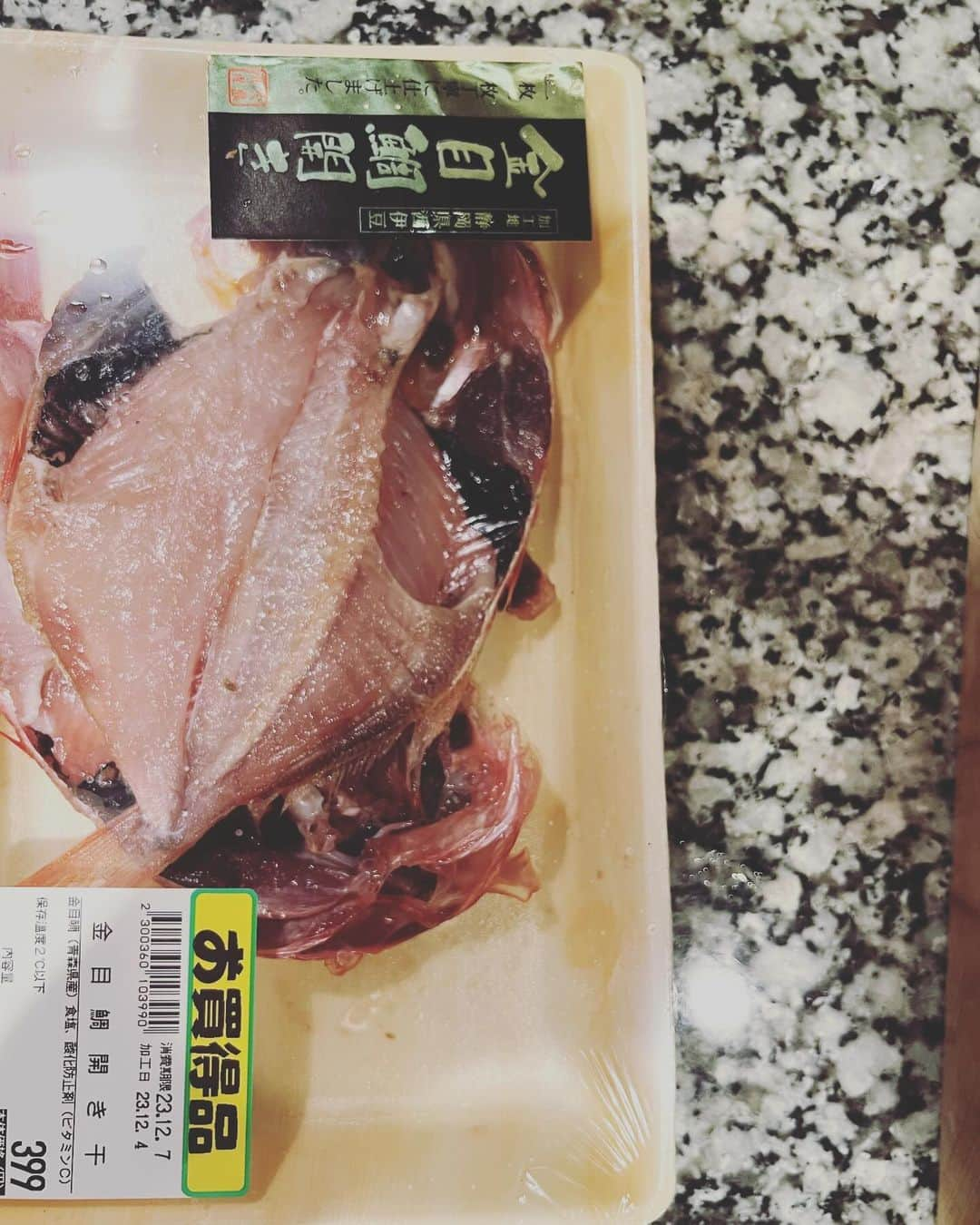 萩野志保子さんのインスタグラム写真 - (萩野志保子Instagram)「魚づいている。#息子 カレイの西京焼き。 西京焼きって、思えば収録弁当で再燃した好物だったにゃあ🐟🐈‍⬛ ふっくらお味噌のコク、息子が西京焼きを好きになったのは嬉しいこと。 朝ごはんはスーパーでお得だったからのキンメの開き。 どなたが何と仰ろうと、開きのときも、皮目を上に焼きたいわたくしなのでするめ😎 #魚 #坊弁当 #息子弁当 #カレイ #西京焼き #ねっとり と #しゃくしゃくバランス #にしたくて #焼き蓮根 と  #鶏そぼろ も #ぴっかりん #嬉しい  #おとな も #こども も #今日も #1日 #お疲れ様でした   #アナウンサー #萩野志保子  #魚焼きグリル は #あつあつ #🔥 にしてから #オイル をハケなどで #塗ったあとに魚を置く #これでひっつきませぬ🐟 #て普通に常識でしたらすみません😹」12月5日 20時45分 - shihoko_hagino