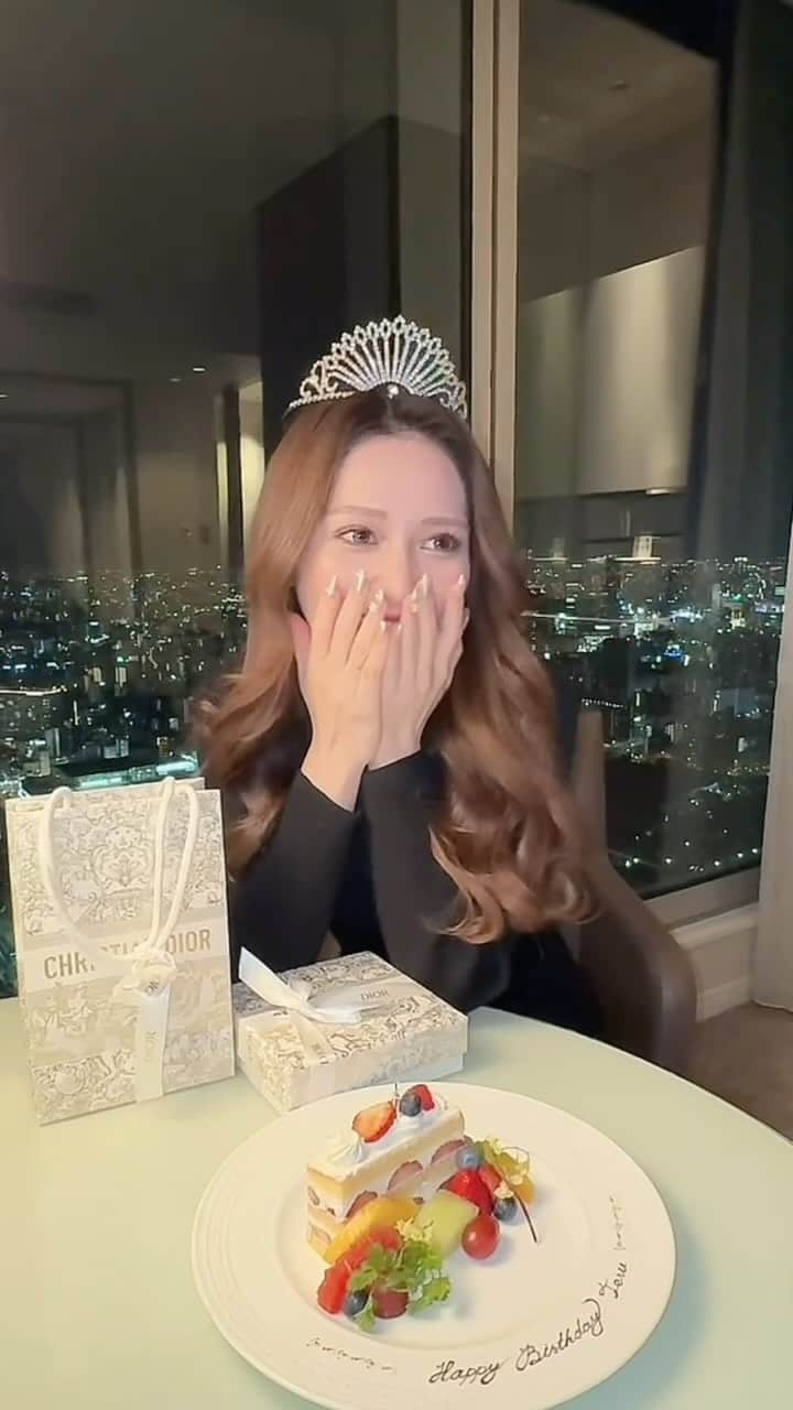 川猿てるみのインスタグラム：「. 友達にお誕生日お祝いしてもらって幸せな日👑 夜景みて女子会はチルでした🫣  #女子会 #誕生日サプライズ #マリオット都ホテル大阪」